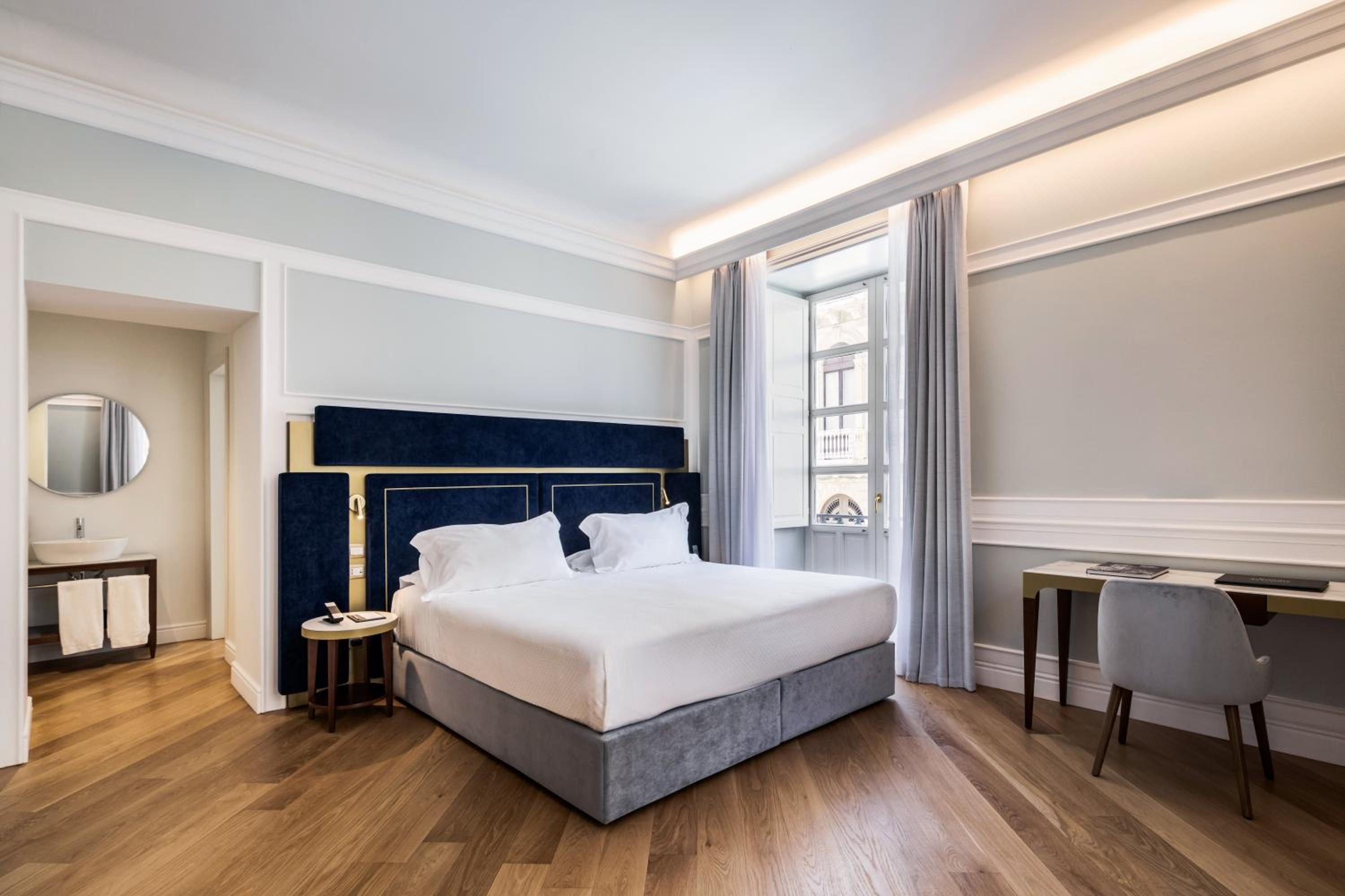 Suite - Photo 1