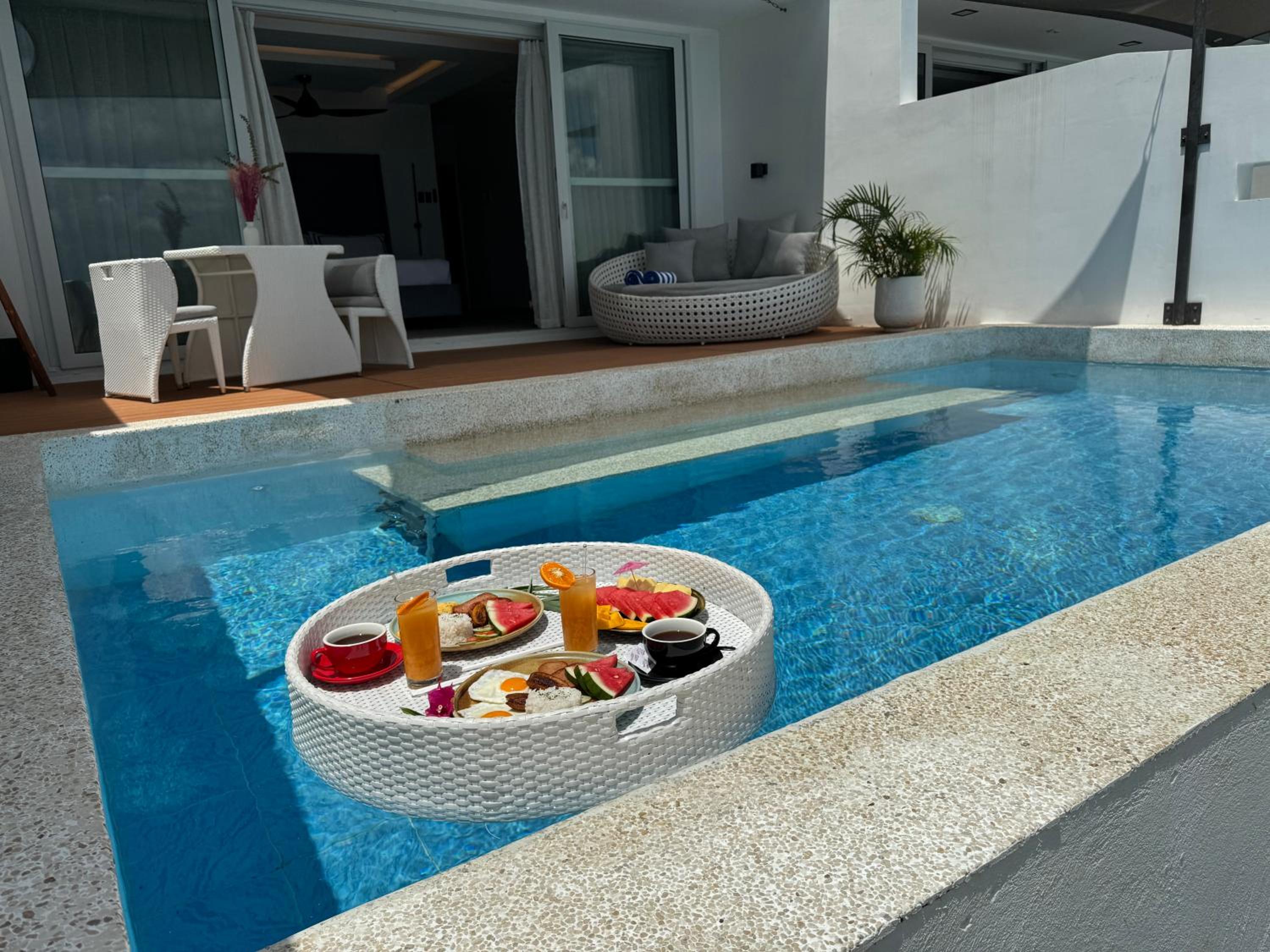 King Suite with Private Pool - Photo 10