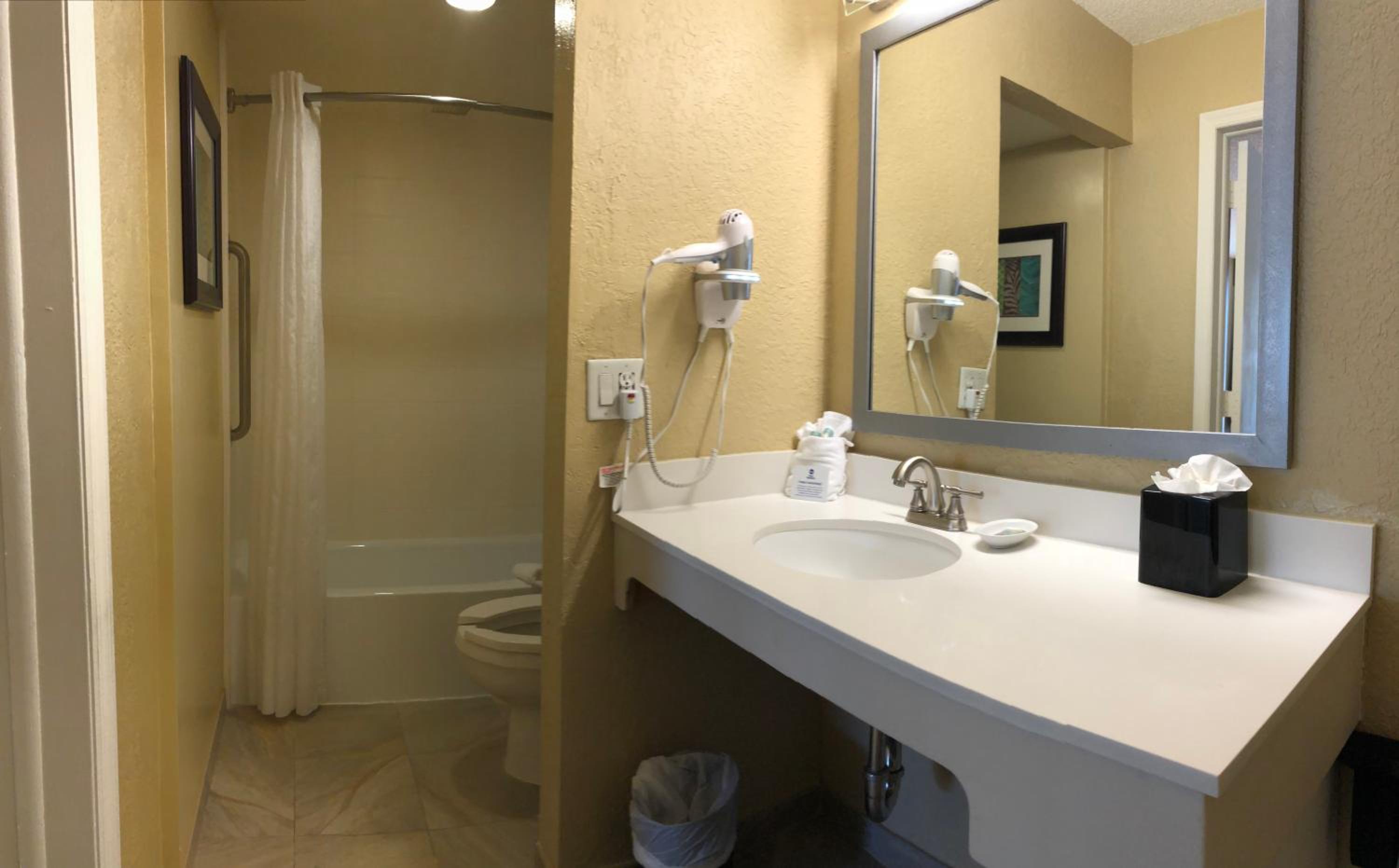 King Room with King Bed and Balcony - Bayfront/Non-Smoking - Photo 6