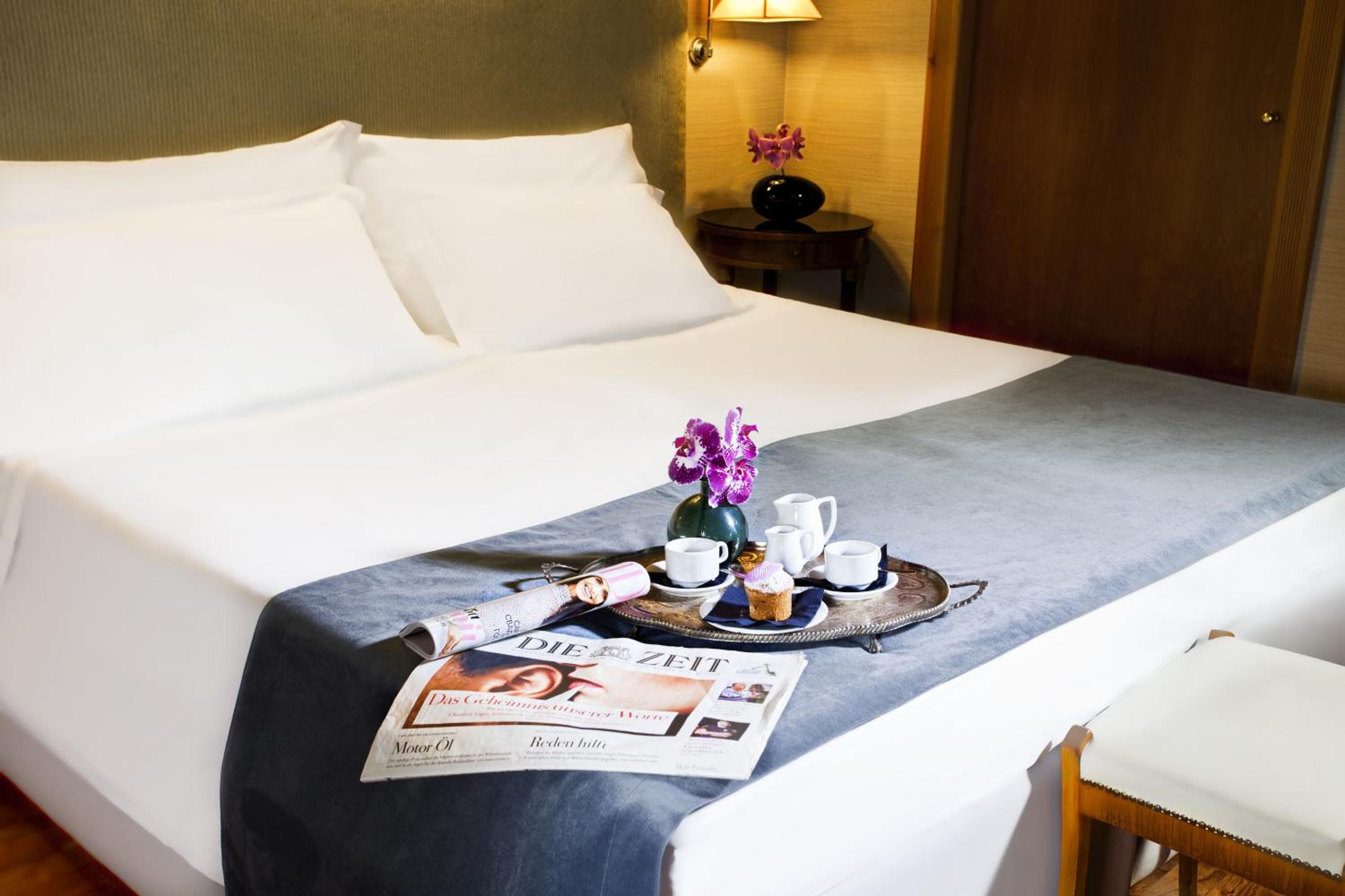 Superior Double Room thumbnail 5