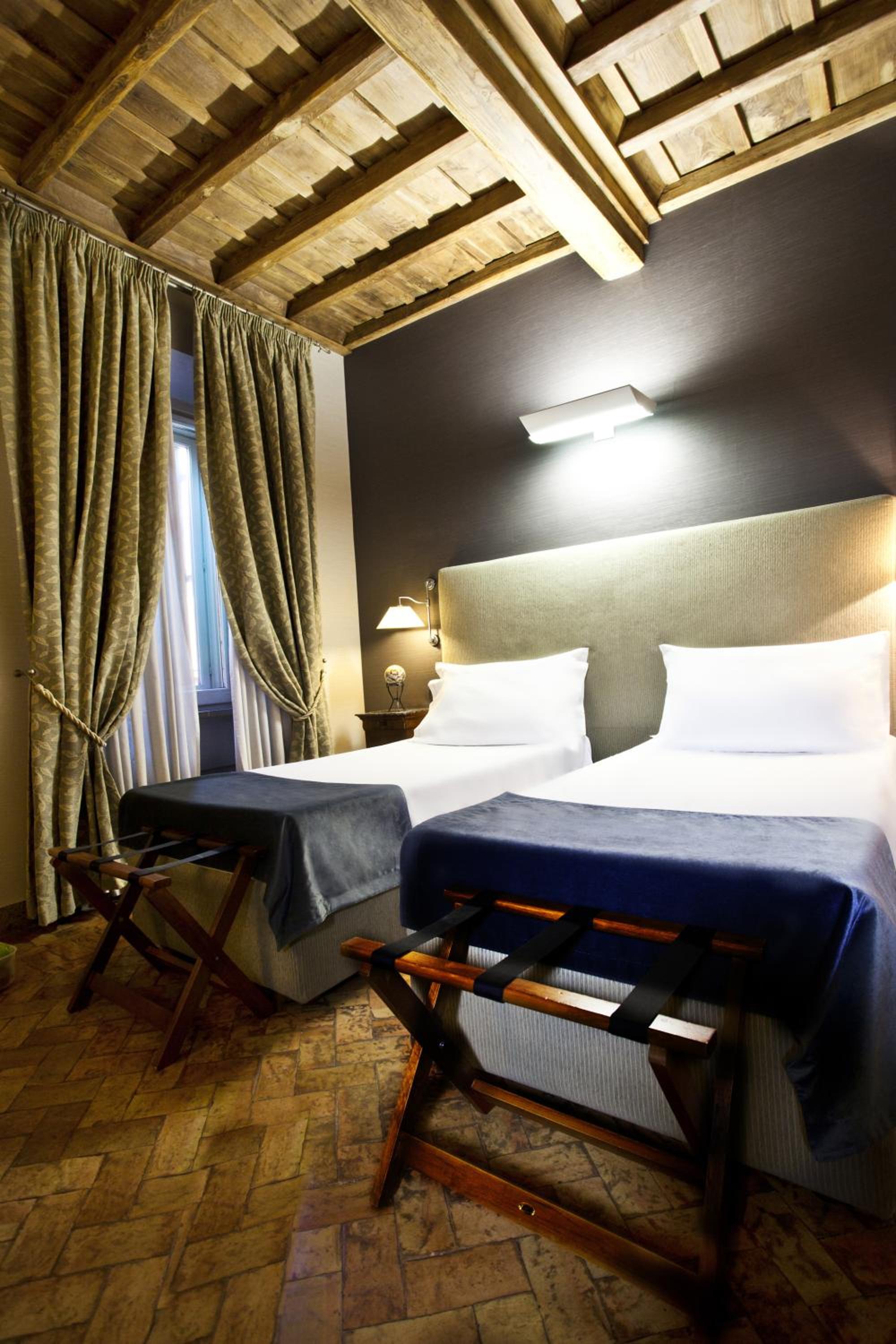 Superior Double Room thumbnail 6