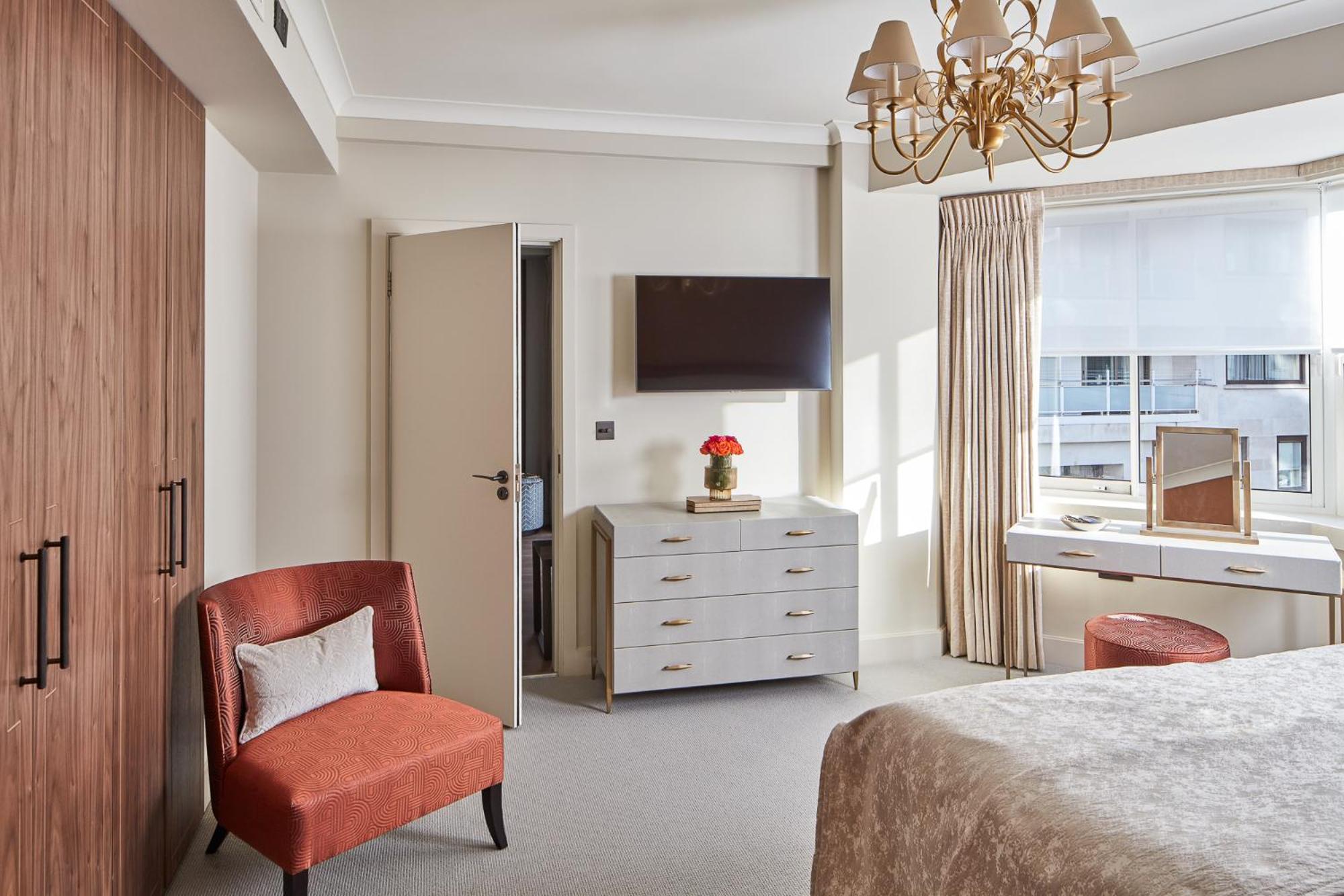 Deluxe Two-Bedroom Apartment with Garden View thumbnail 5