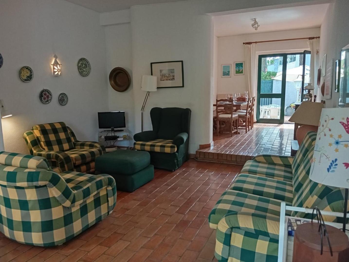 Five-Bedroom House photo 1