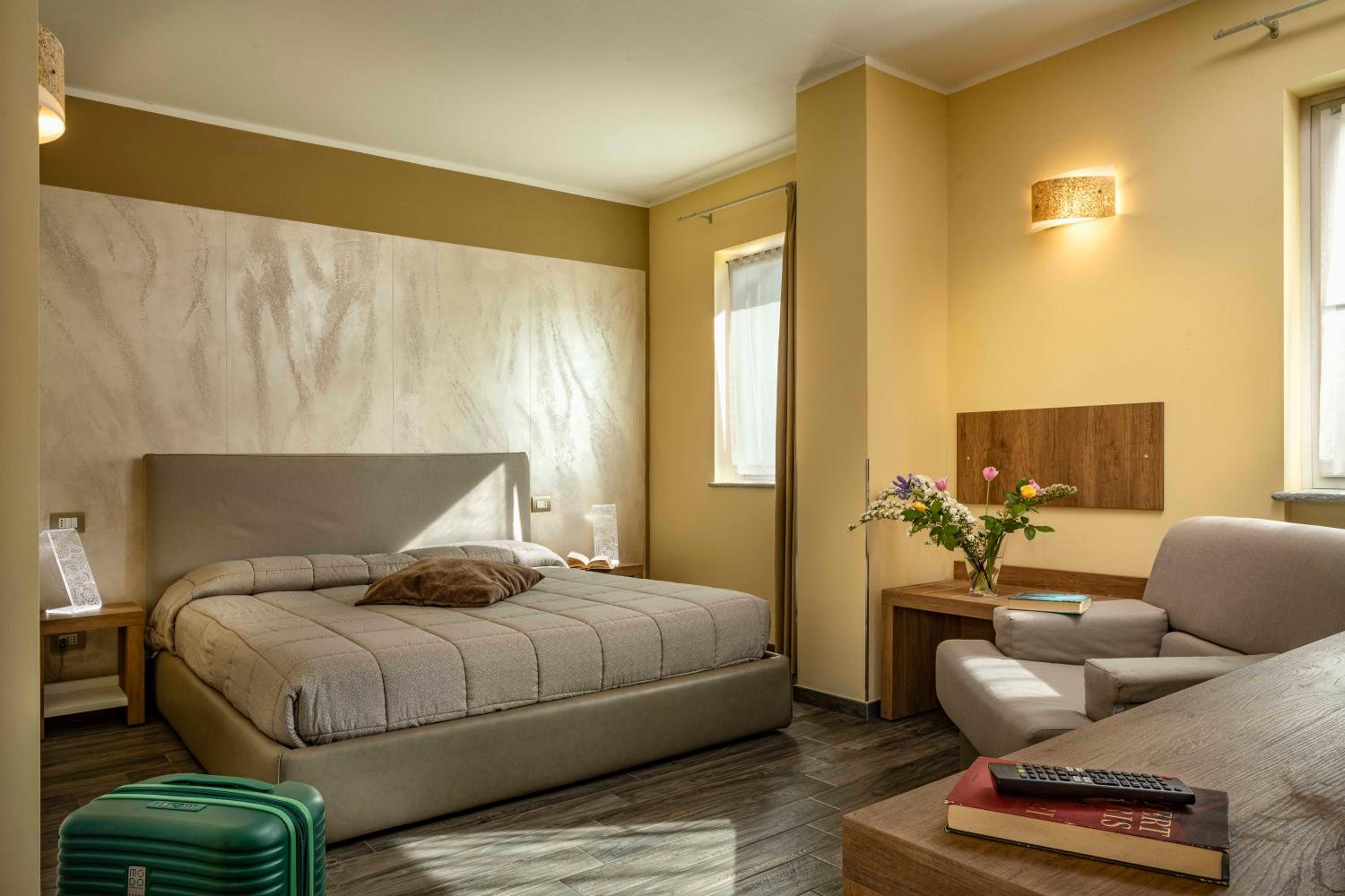 Deluxe King Suite photo 1