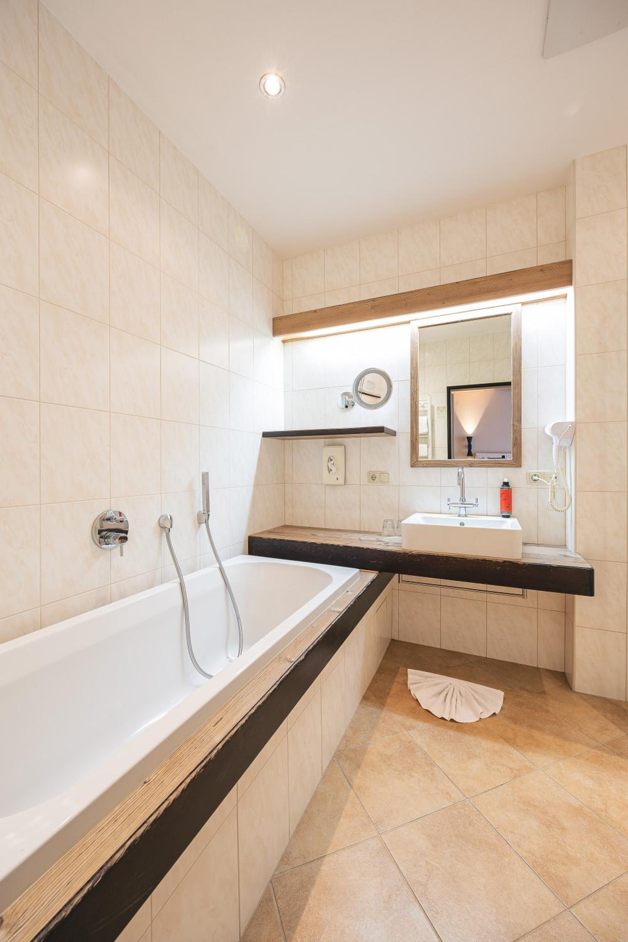 Double Room with Balcony - Photo 5