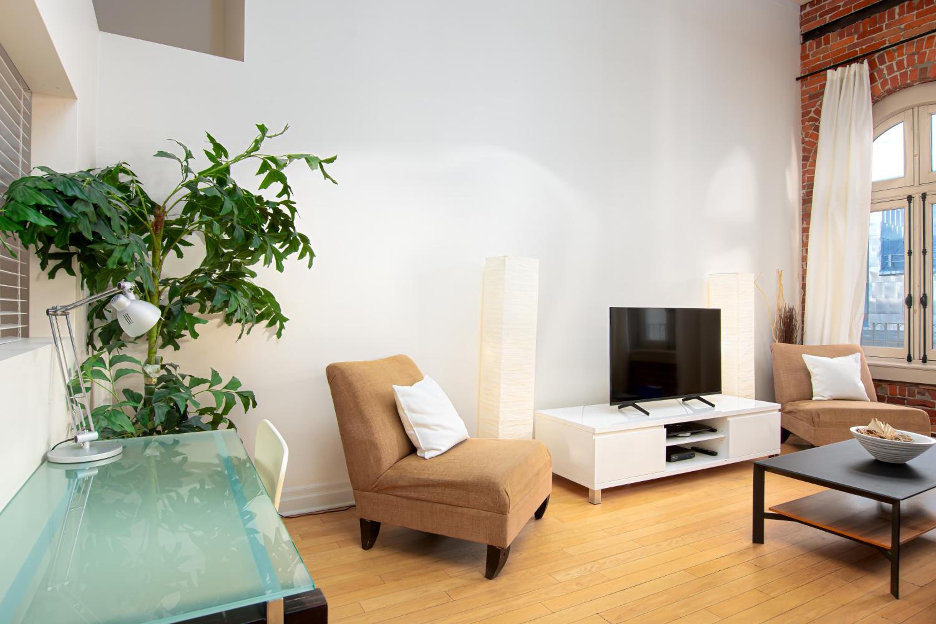 One-Bedroom Apartment 305 thumbnail 5