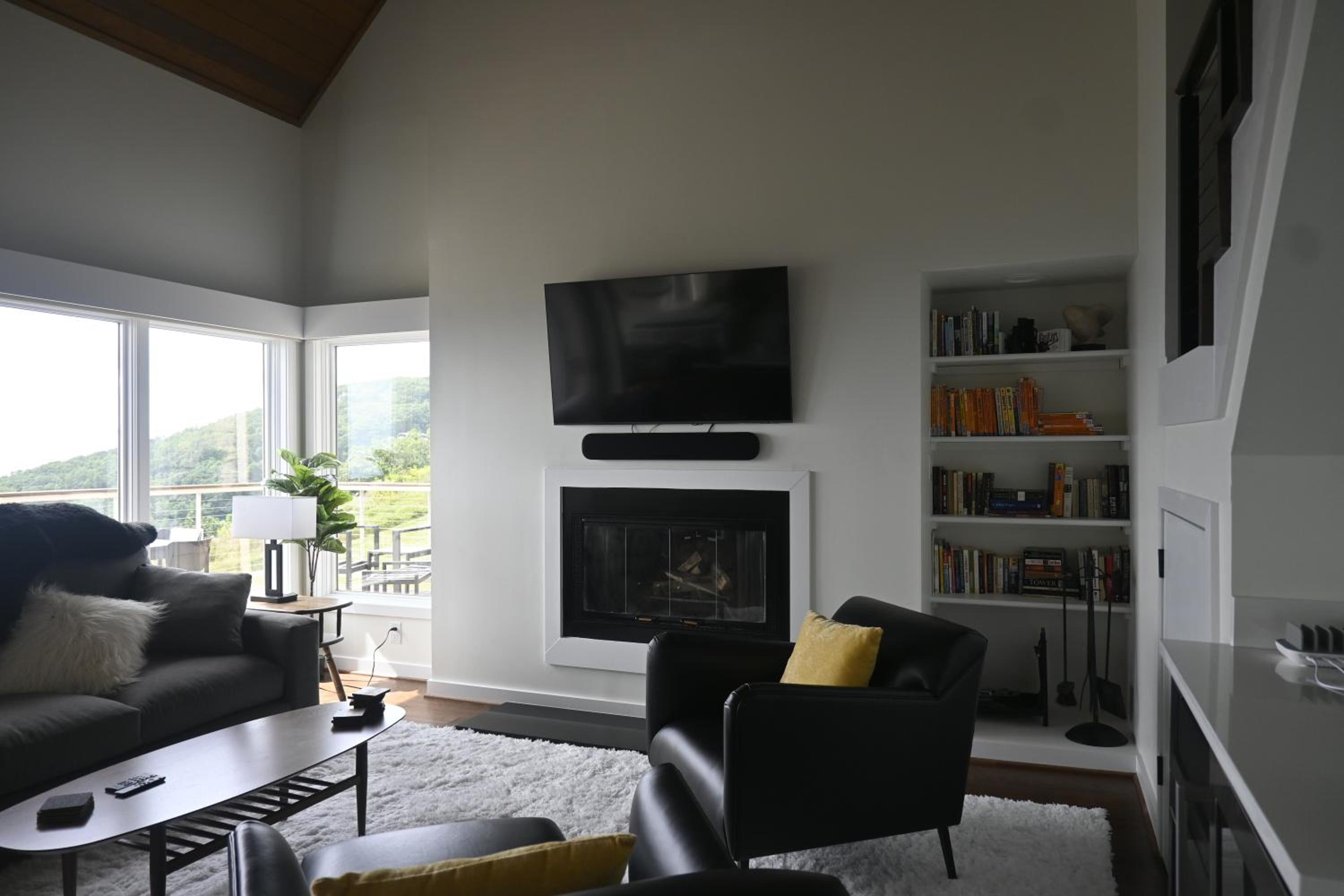 Apartment with Mountain View photo 1