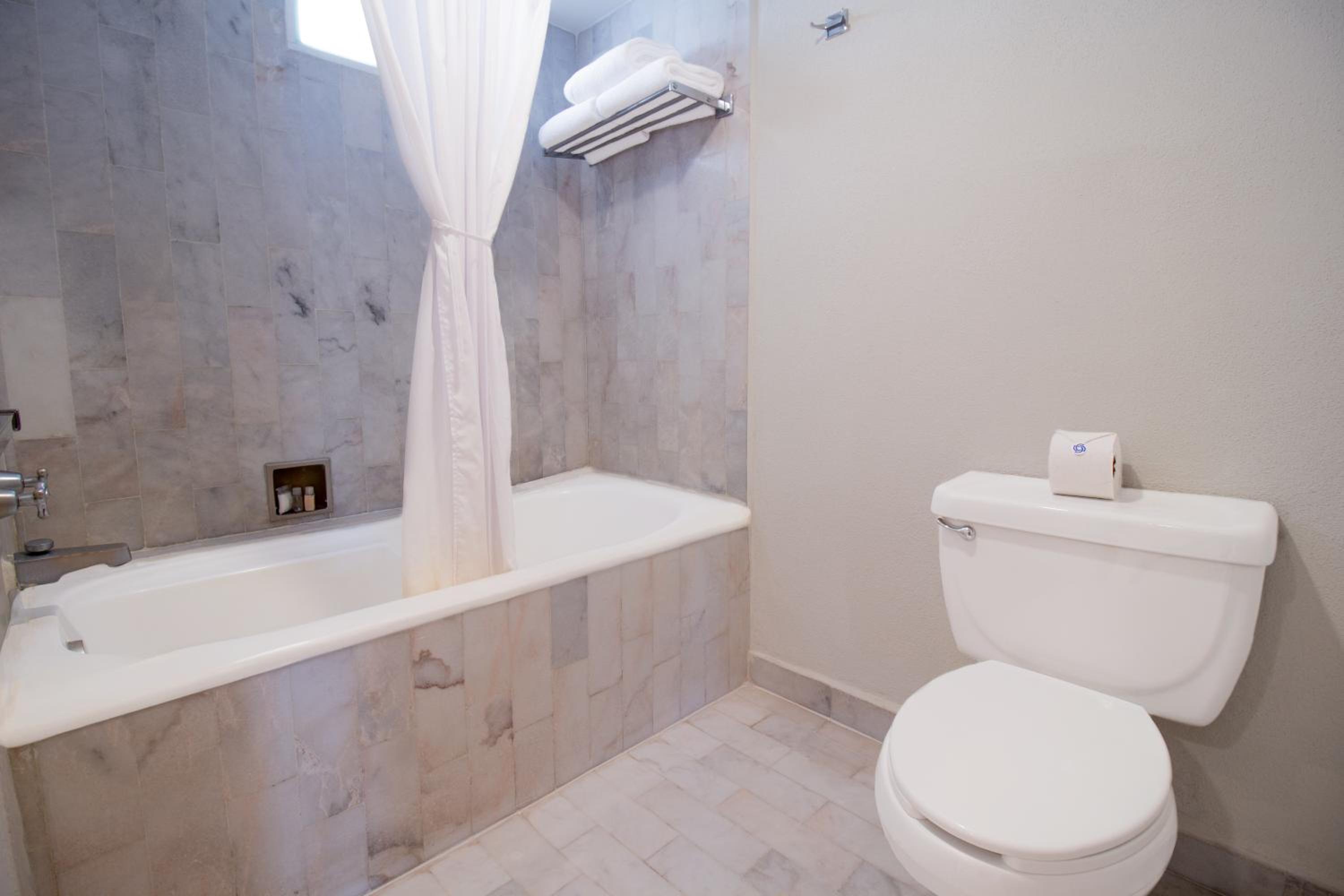Suite - Photo 11