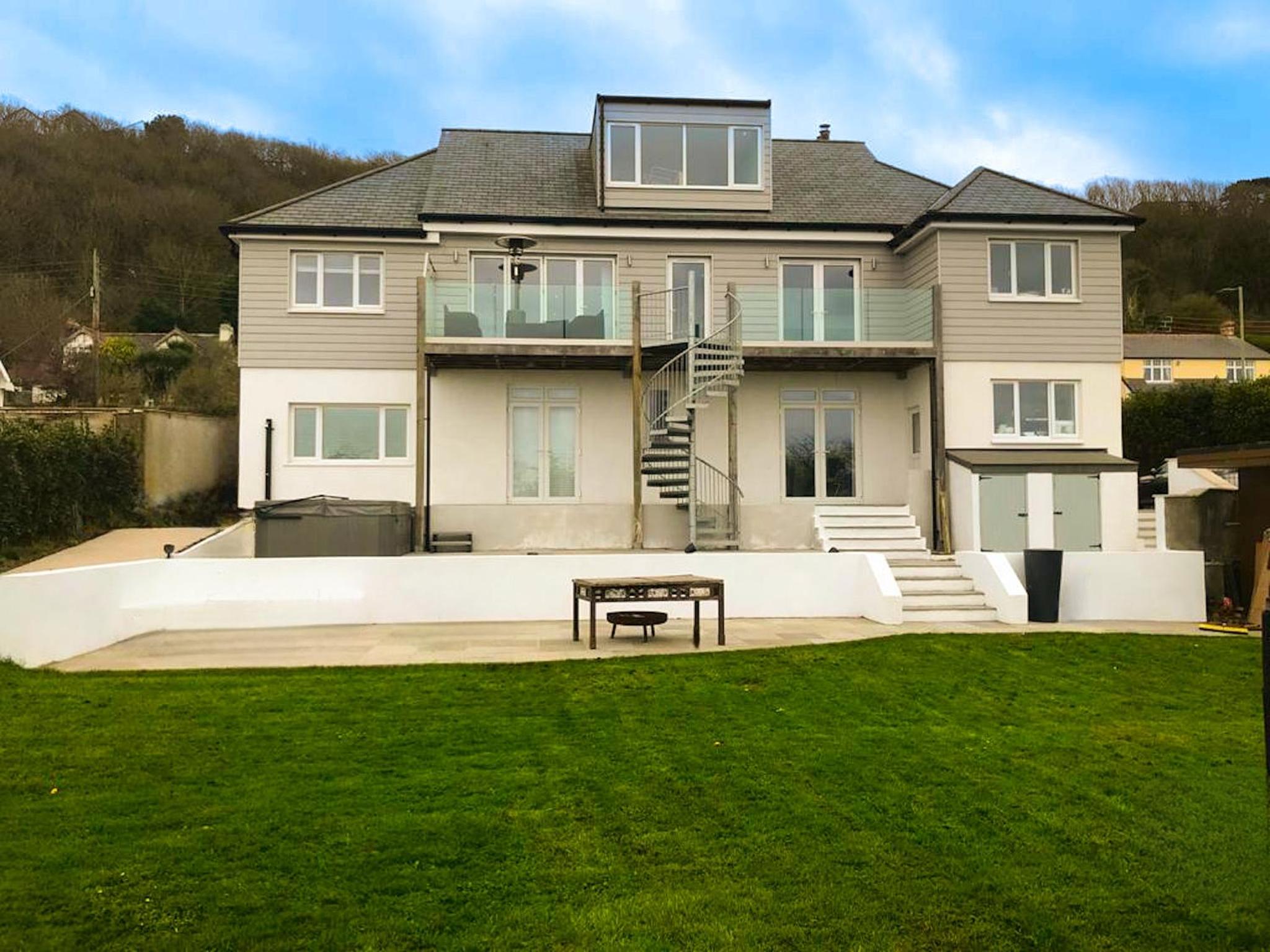 Five-Bedroom House photo 3