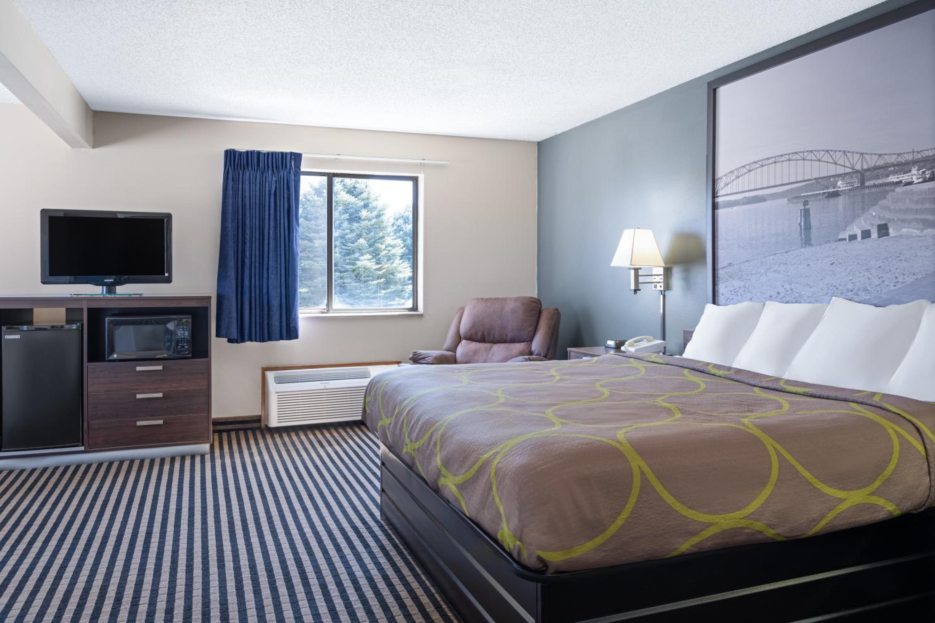 King Room - Non-Smoking - Photo 7
