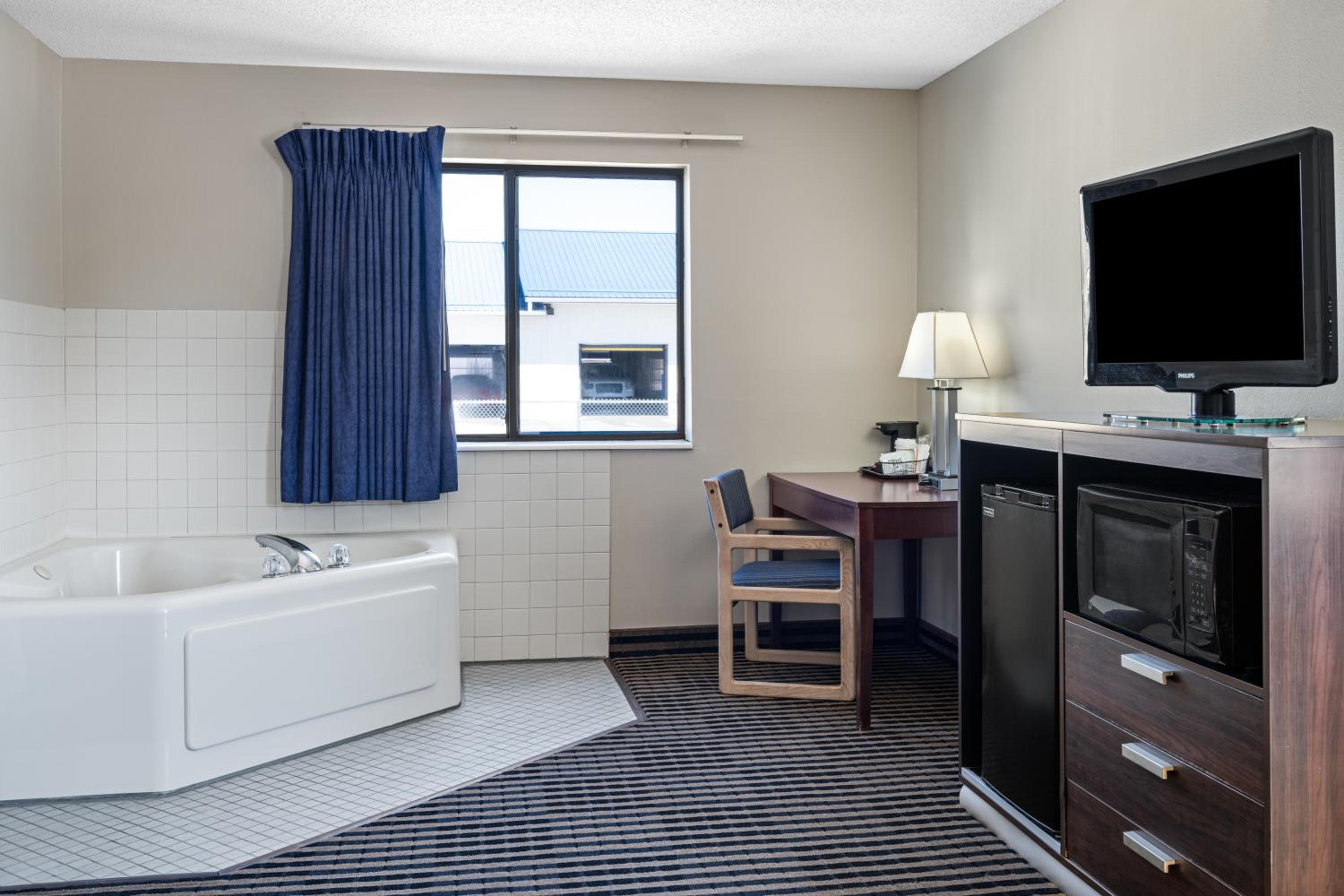 King Room - Non-Smoking - Photo 4
