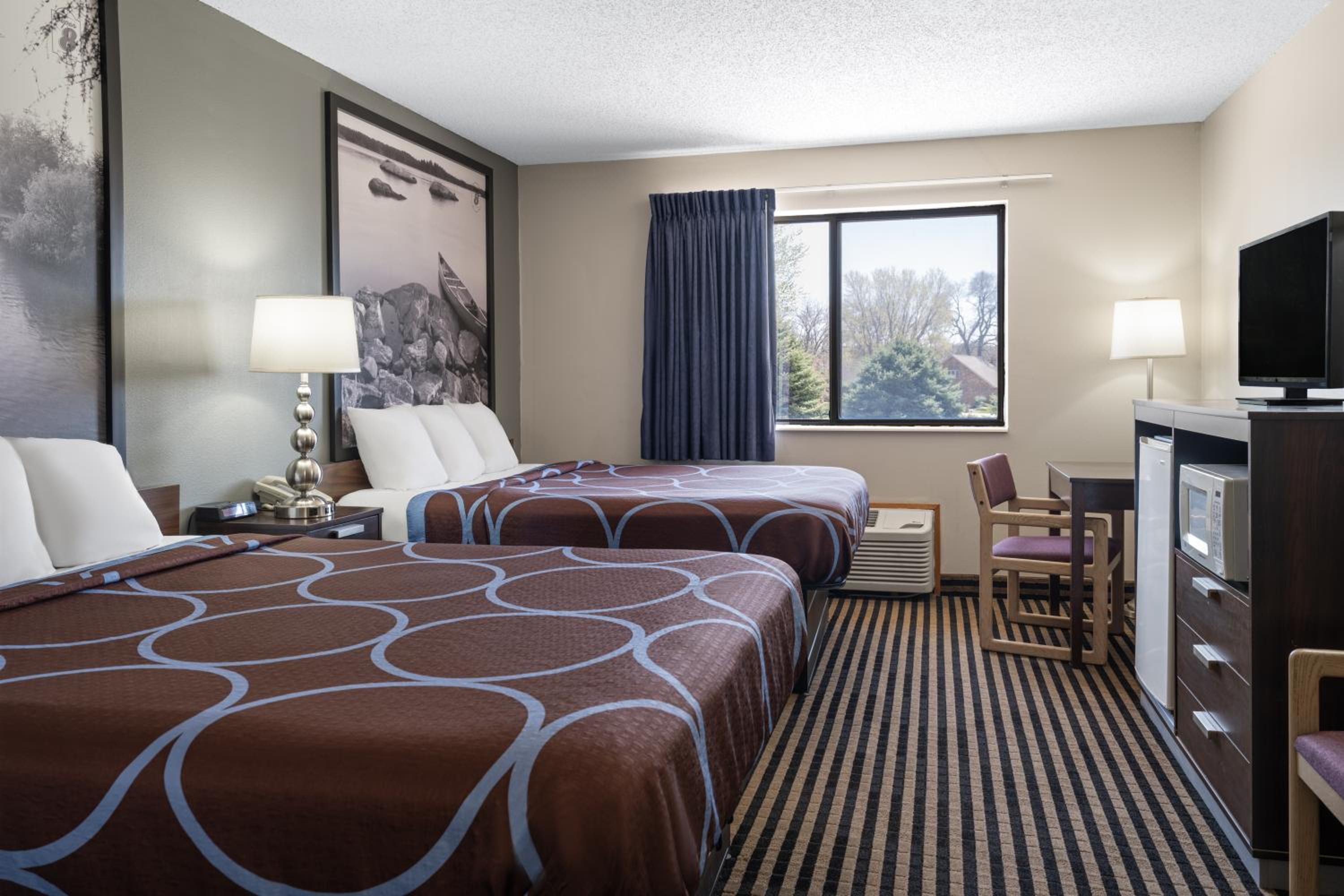 Queen Room with Two Queen Beds - Non-Smoking - Photo 2