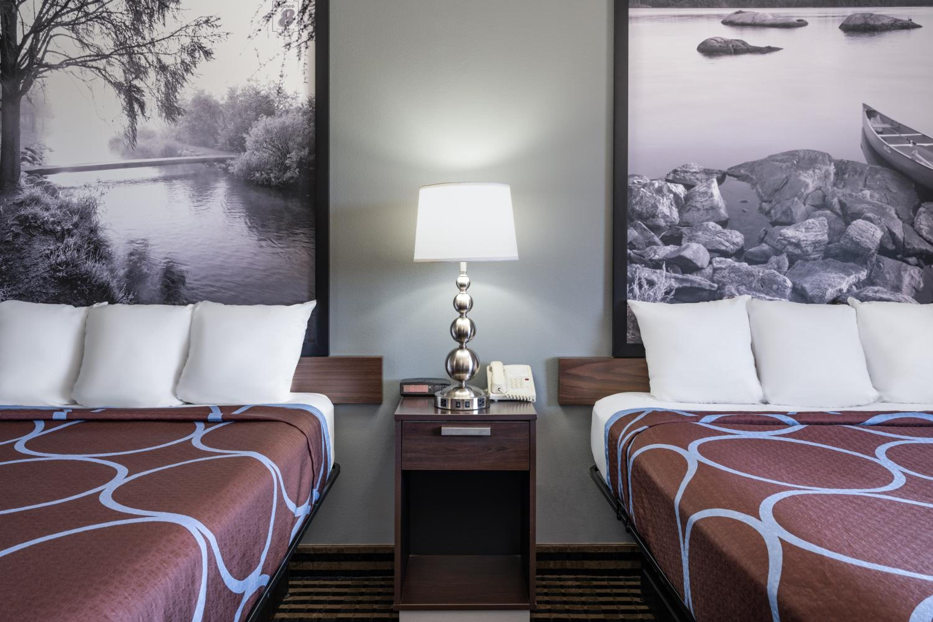 Queen Room with Two Queen Beds - Non-Smoking - Photo 3