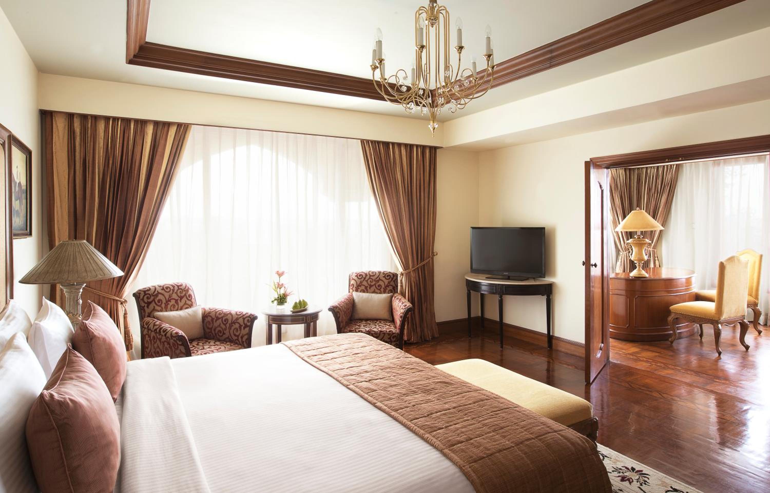 Luxury Suite 1 Bedroom Lake View King Bed photo 2