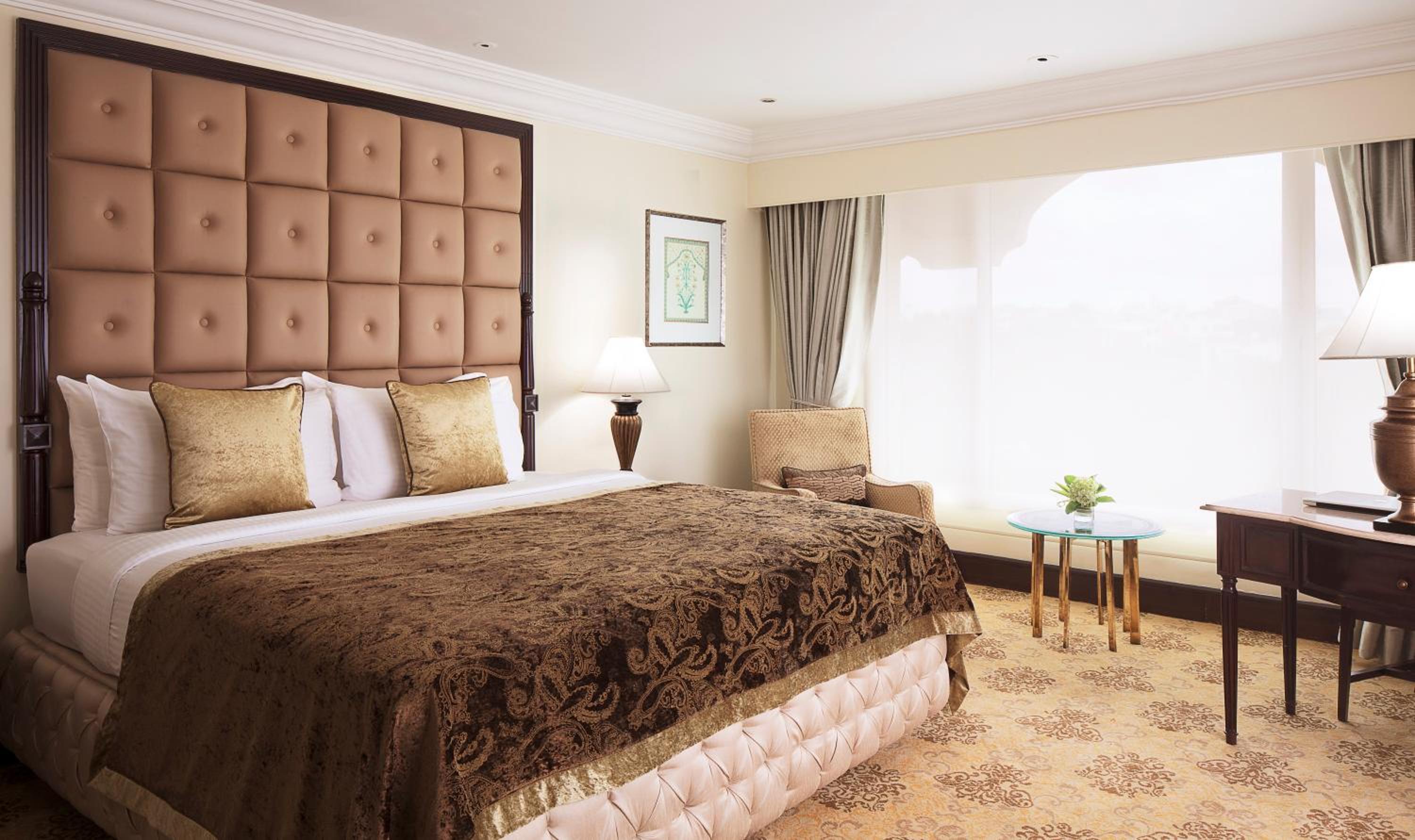 Deluxe Suite 1 Bedroom Lake View King Bed