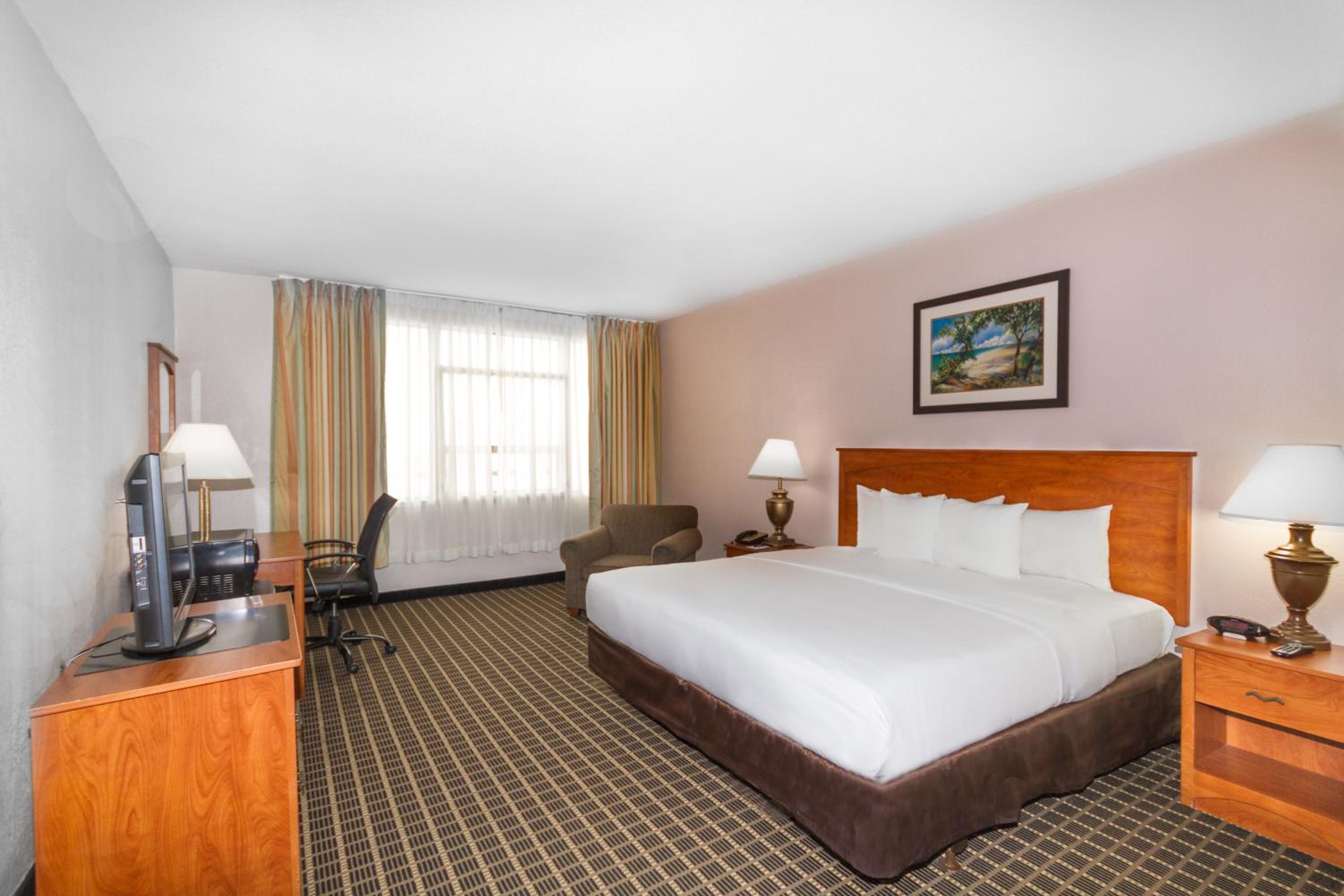 King Room - Non-Smoking - Photo 5