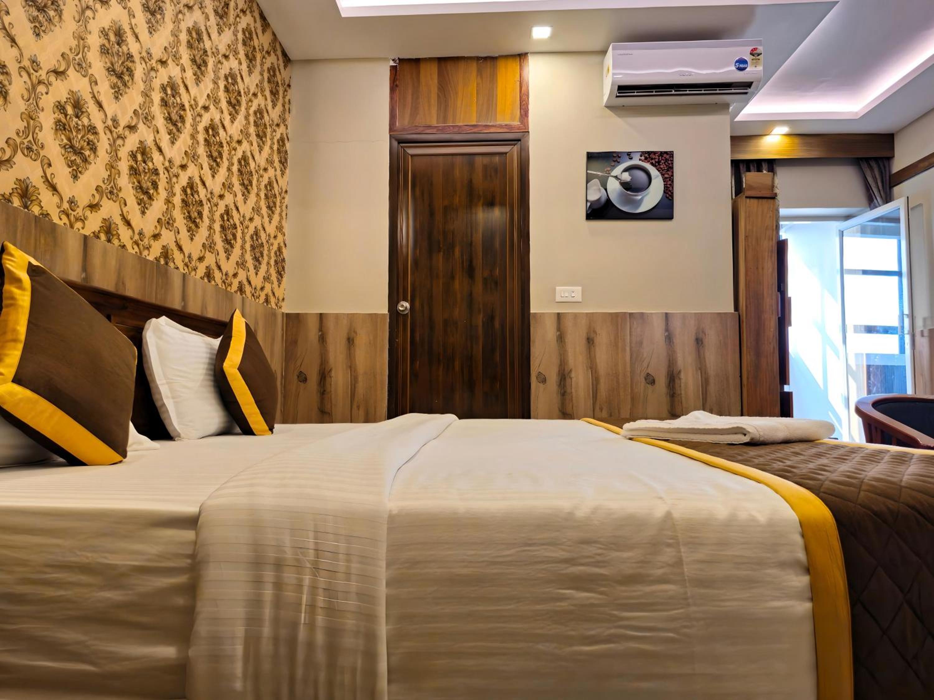 Deluxe Double Room with Balcony photo 2