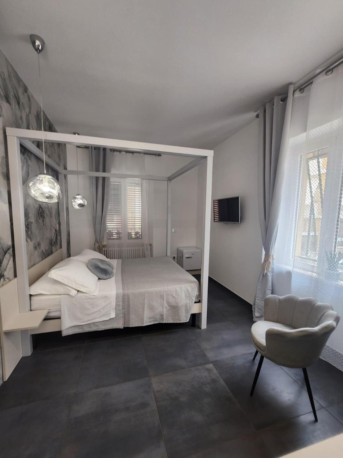 Deluxe King Room photo 1