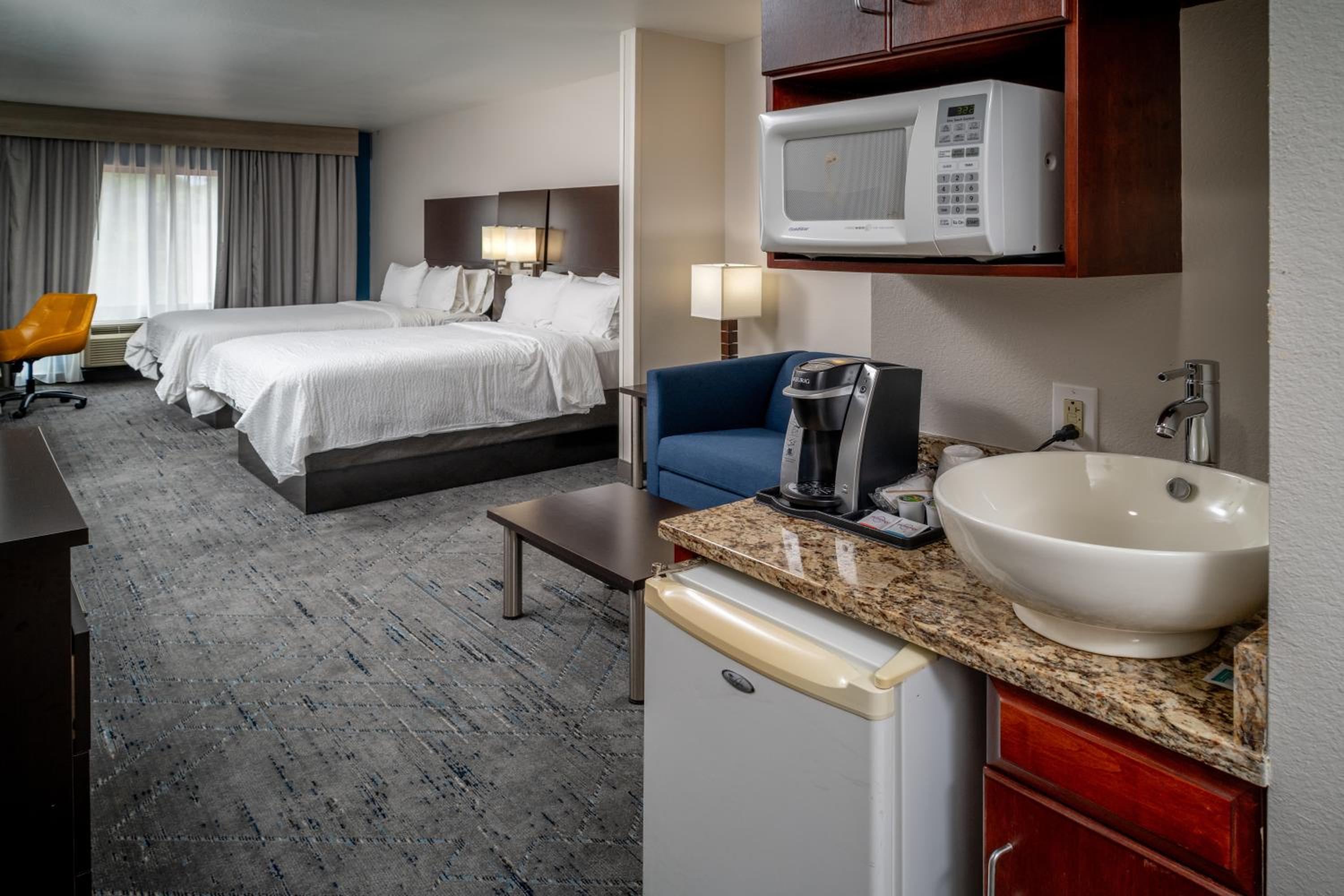 Suite with Two Queen Beds photo 2