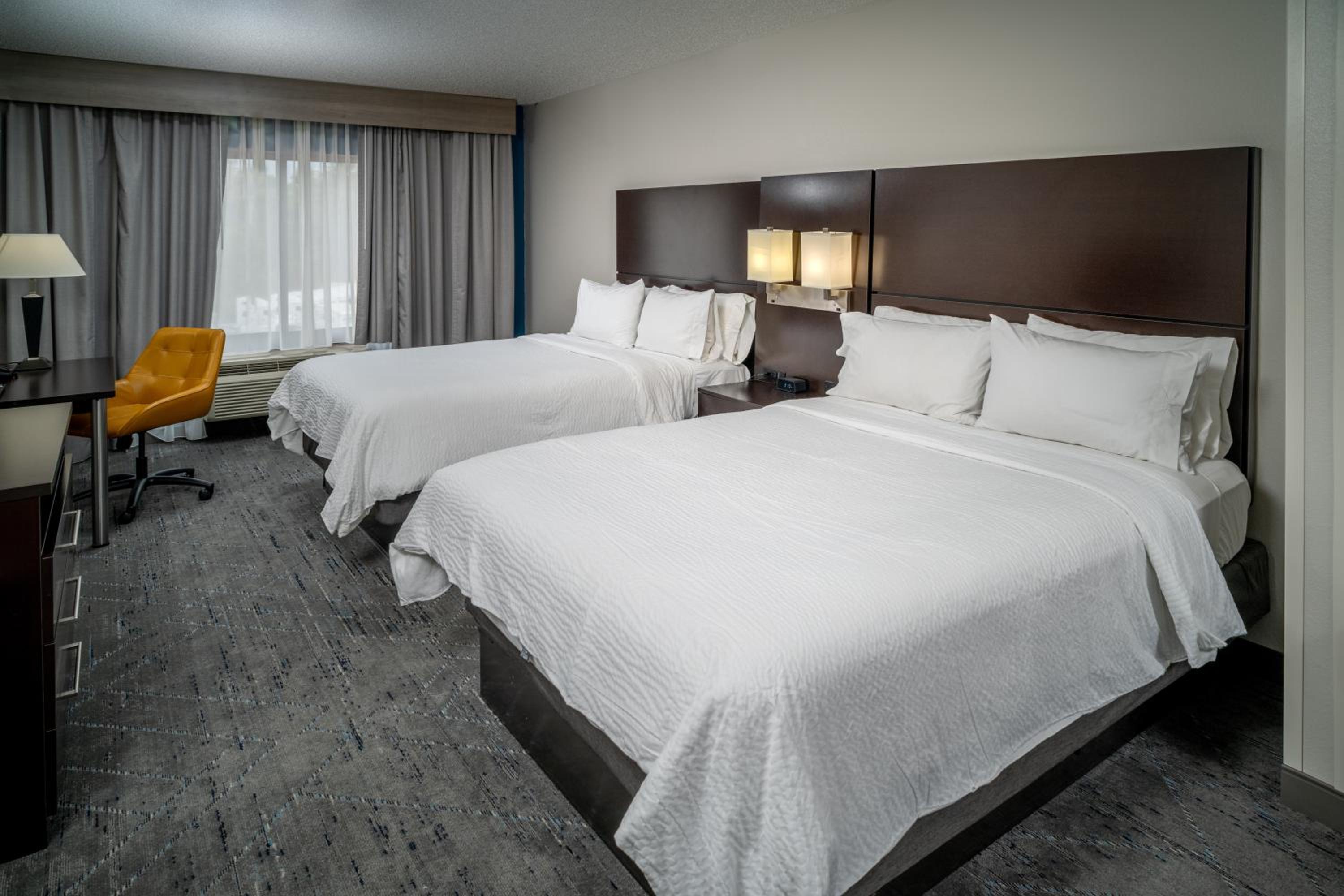 Suite with Two Queen Beds photo 3