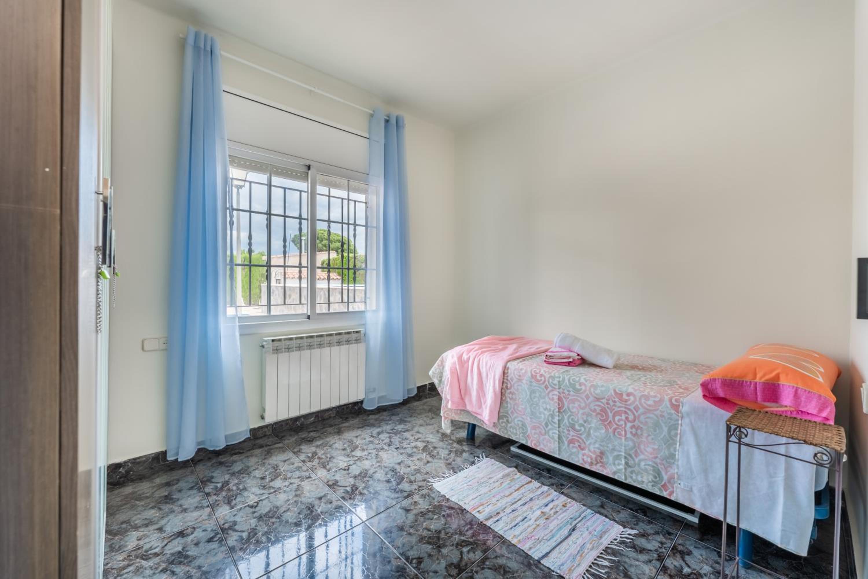 Apartamento de tres habitaciones con piscina privada