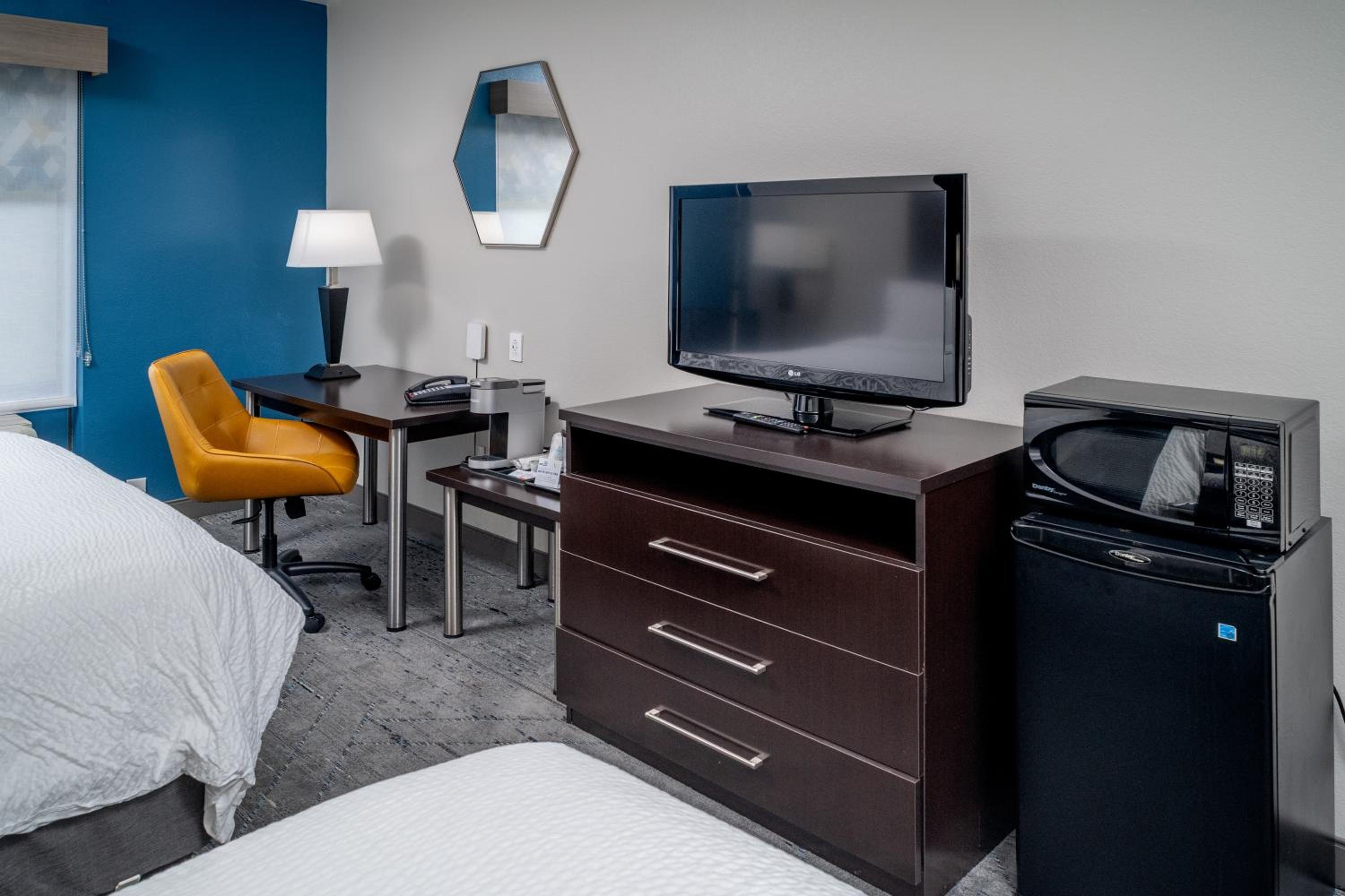 Standard Queen Room with Two Queen Beds photo 2