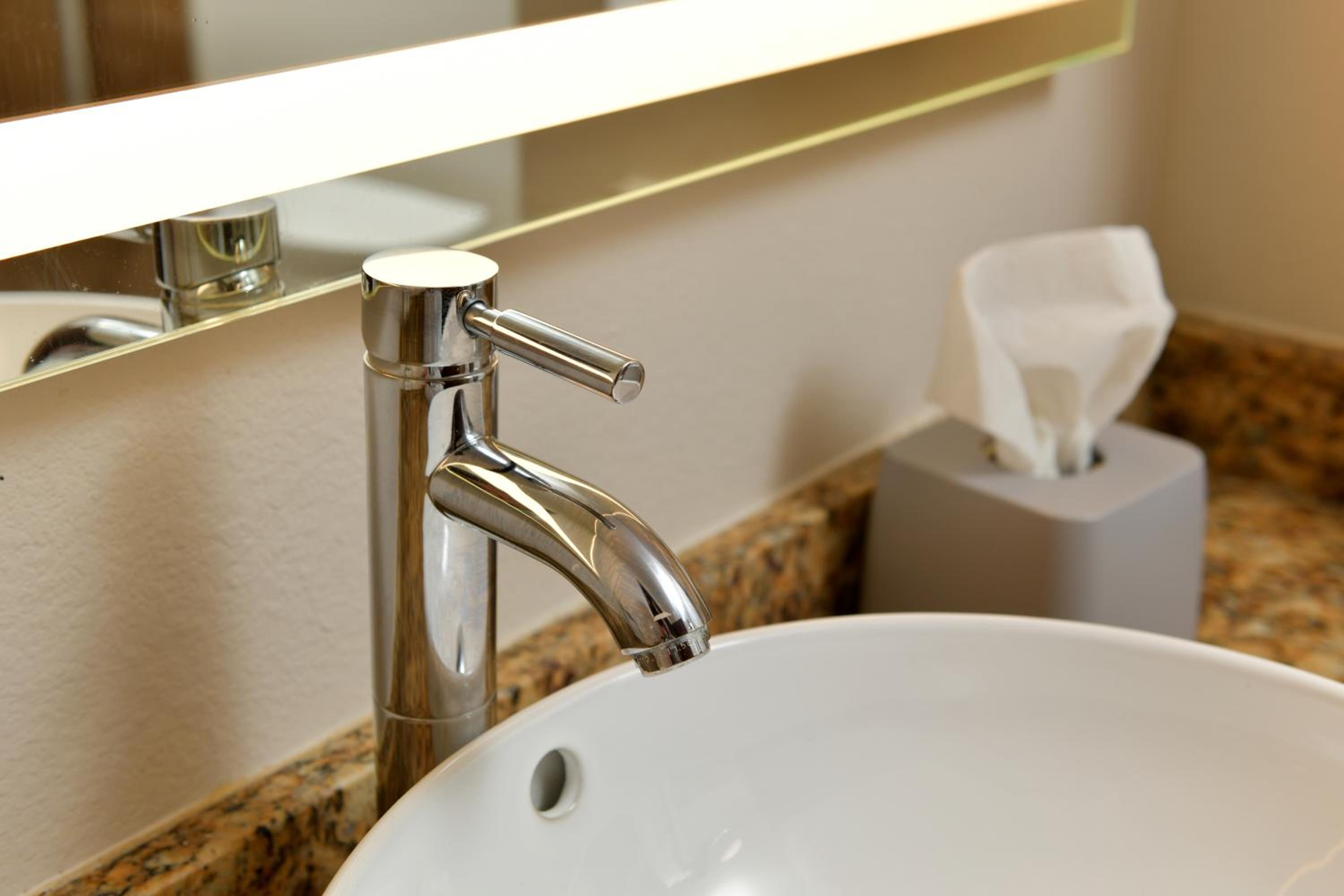 Standard Queen Room with Two Queen Beds and Mobility Accessible Tub photo 3