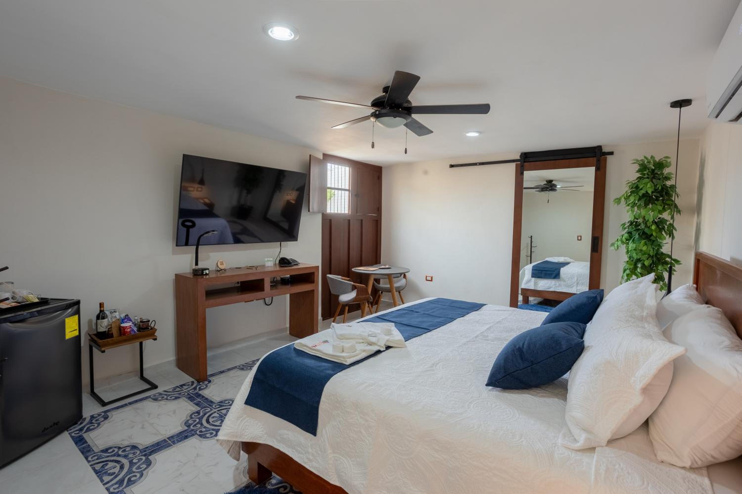 Deluxe King Room photo 1