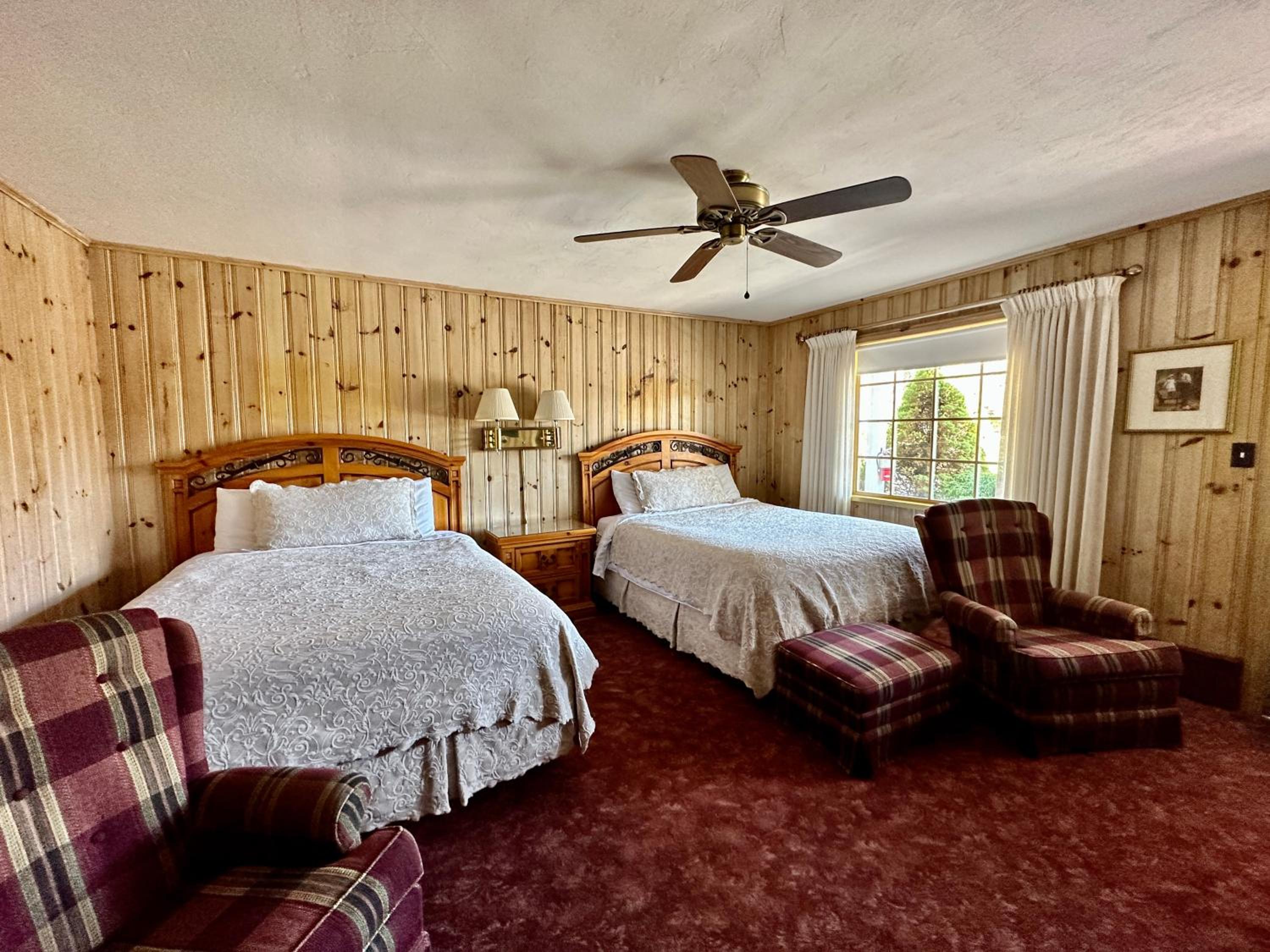 Standard Queen Room with Two Queen Beds - Photo 2
