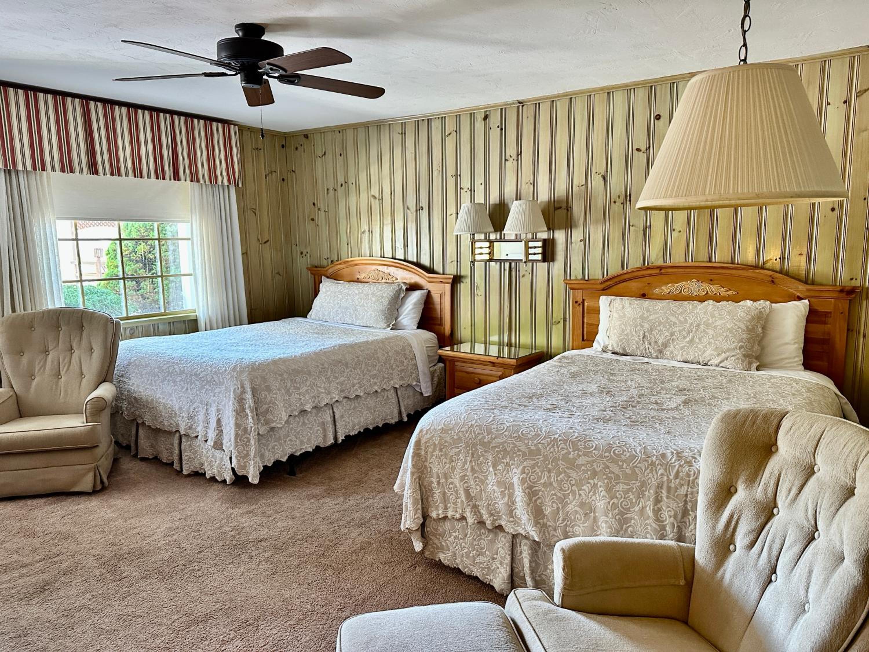 Standard Queen Room with Two Queen Beds - Photo 6