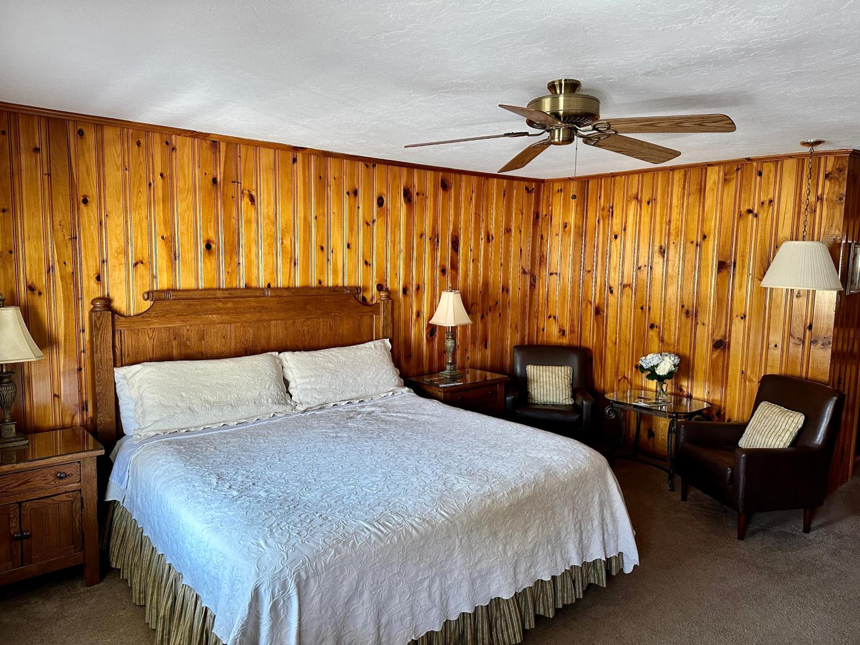Standard King Room - Photo 3