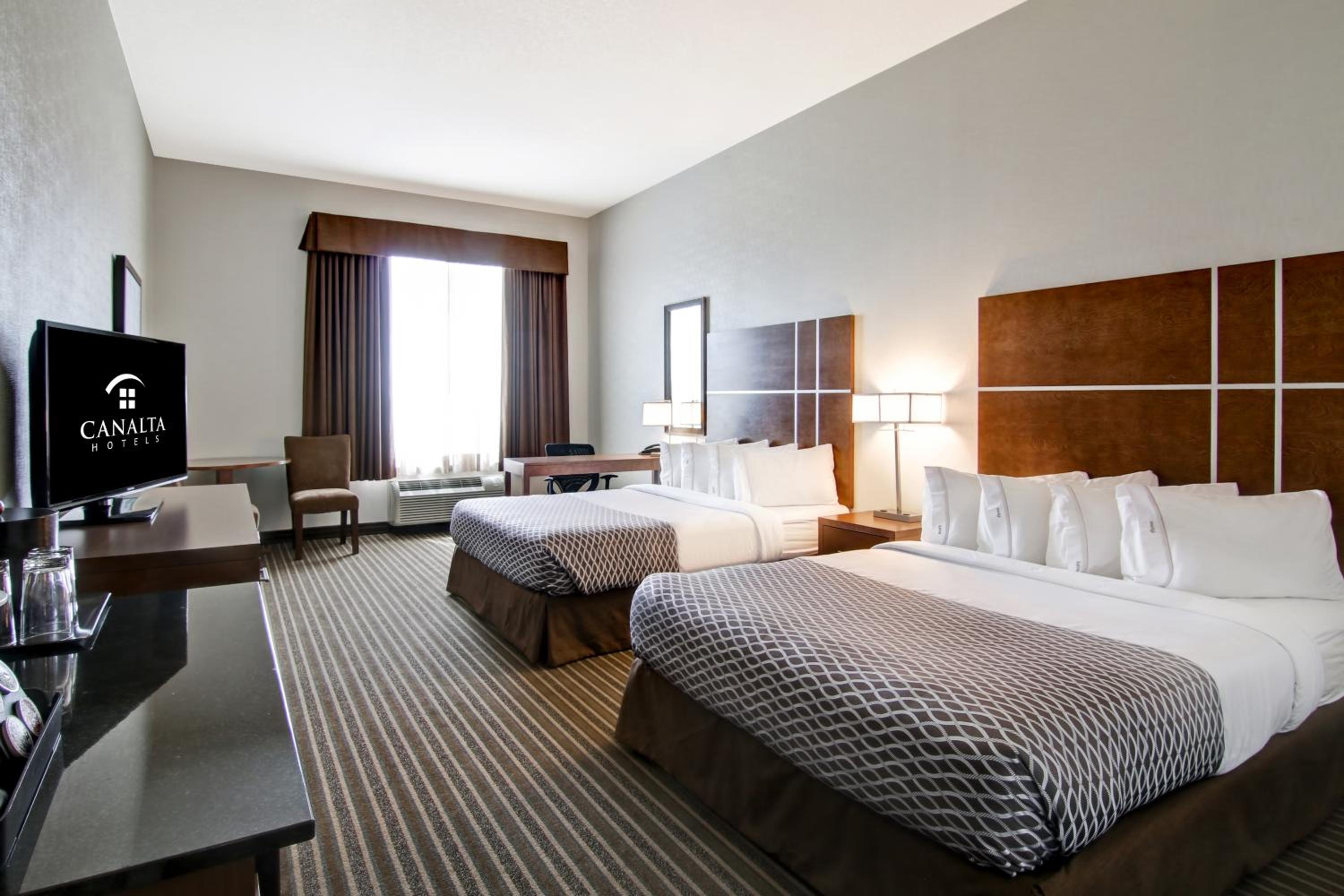 Standard Queen Room with Two Queen Beds photo 2