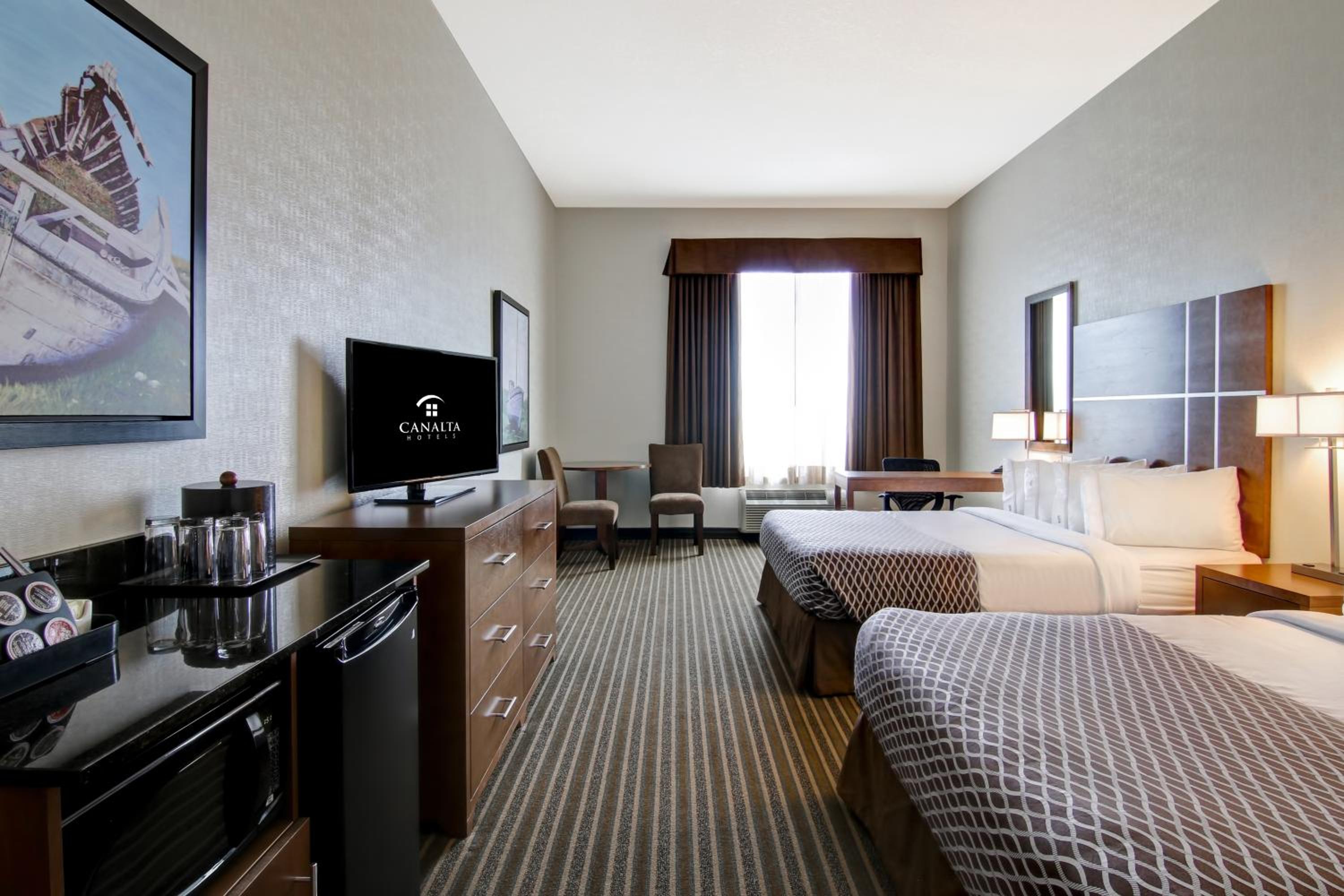 Standard Queen Room with Two Queen Beds photo 3