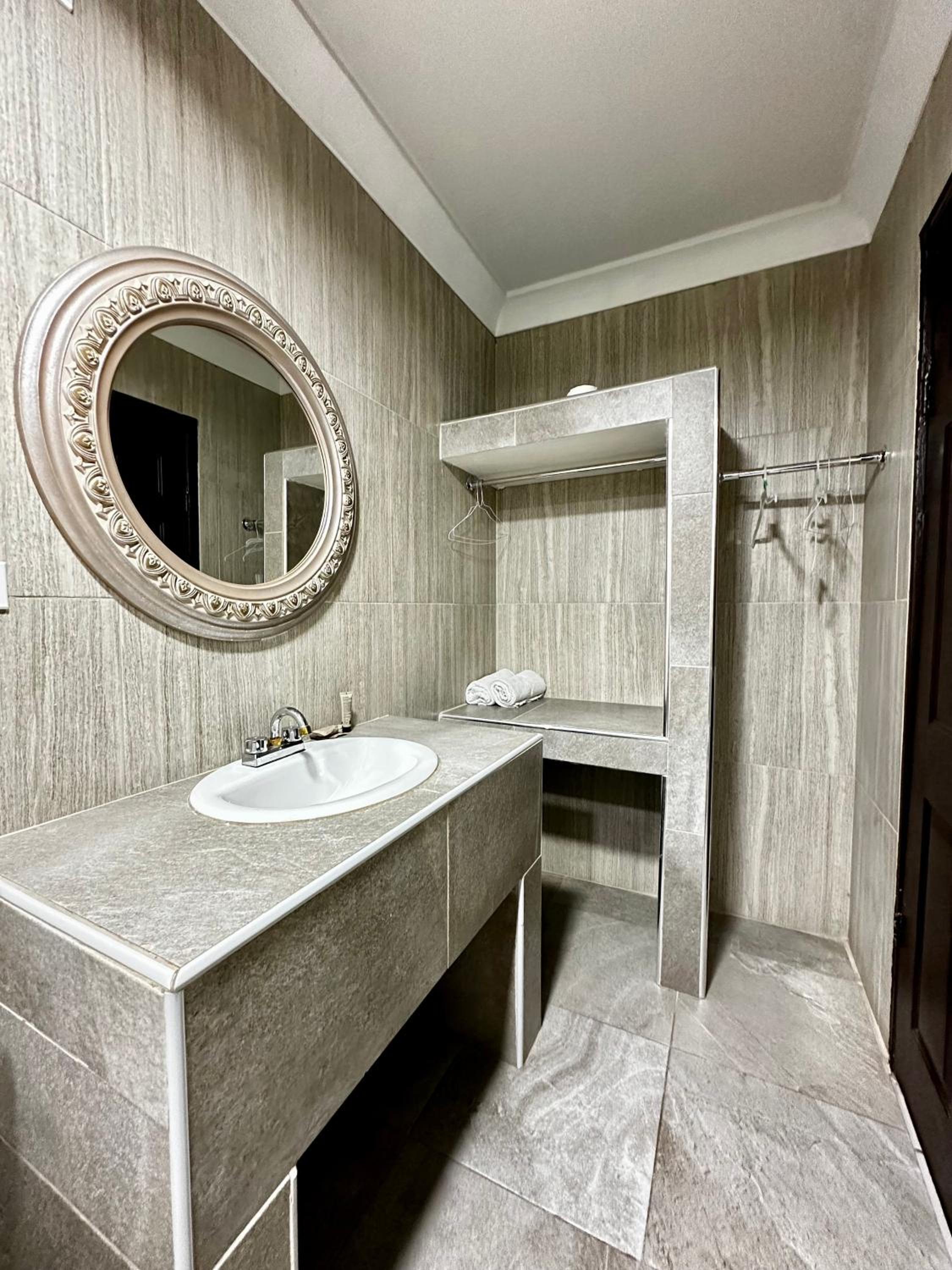 Standard Queen Room photo 3