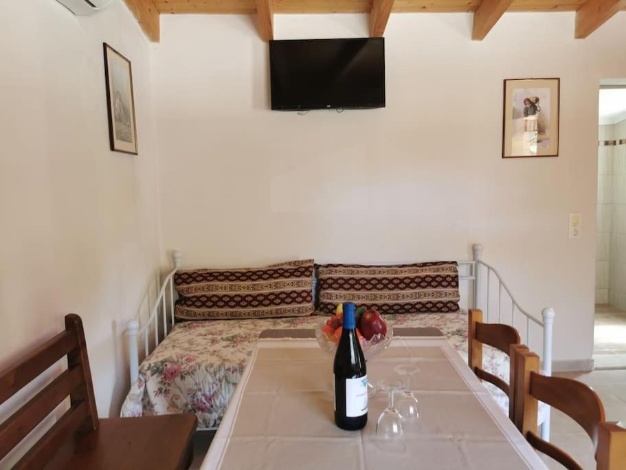 One-Bedroom House photo 1