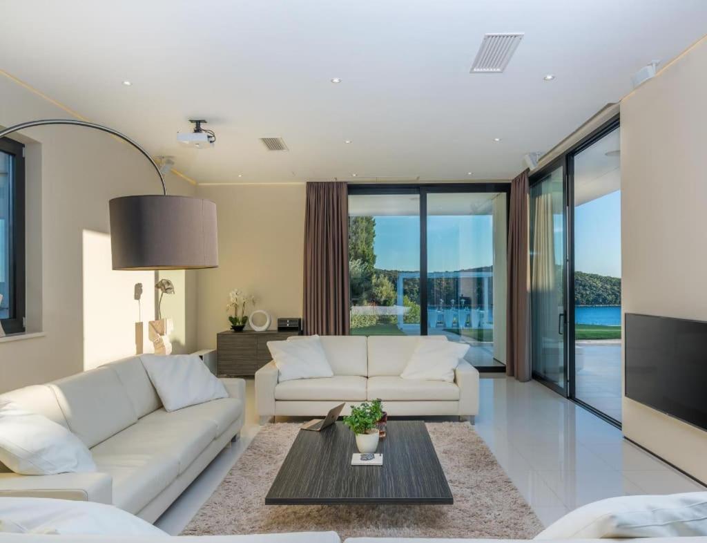 Five-Bedroom Villa photo 1