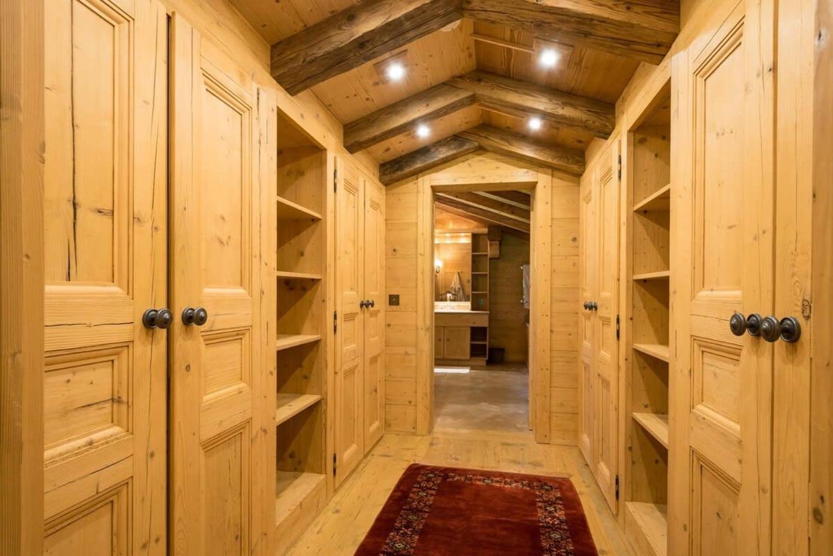 Five-Bedroom House photo 2
