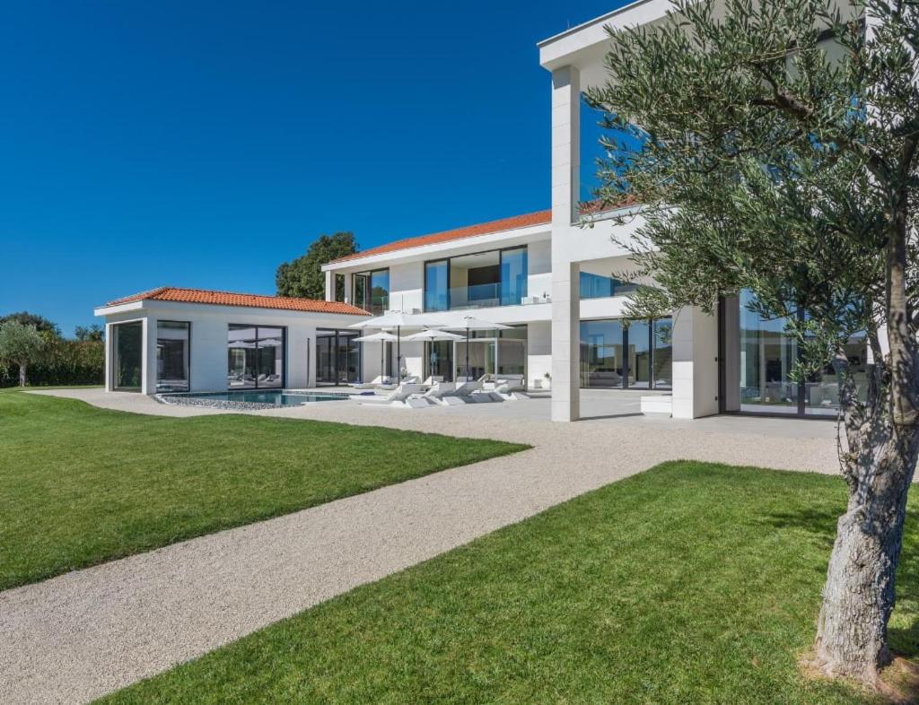 Five-Bedroom Villa photo 3