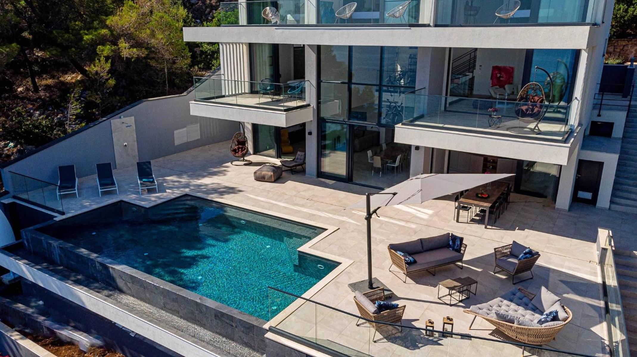 Six-Bedroom Villa  photo 3