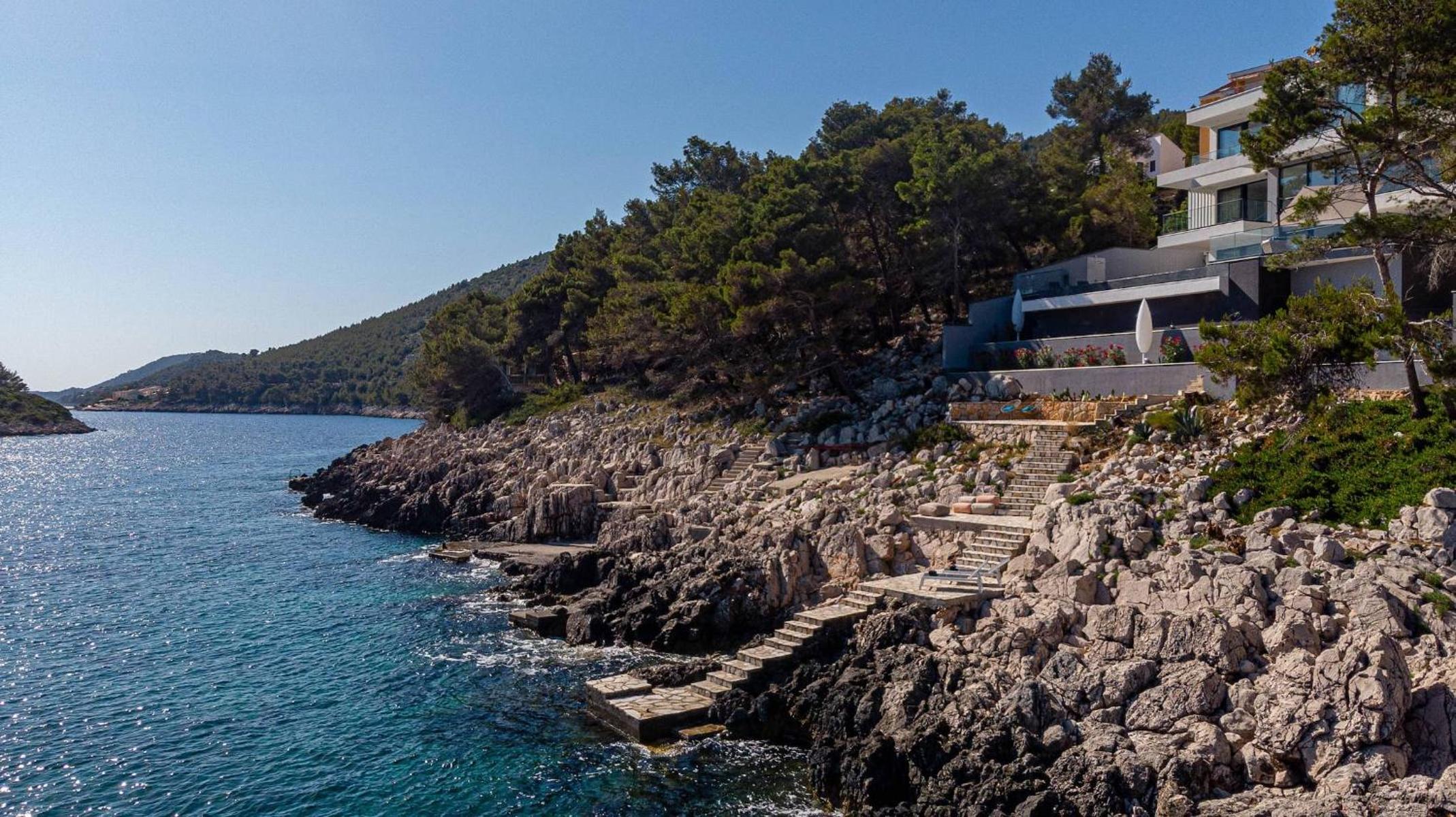 Six-Bedroom Villa  photo 2