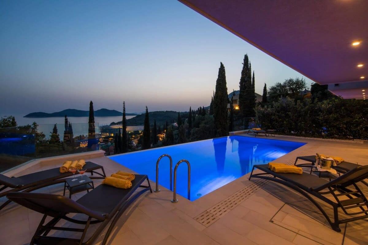 Five-Bedroom Villa photo 3