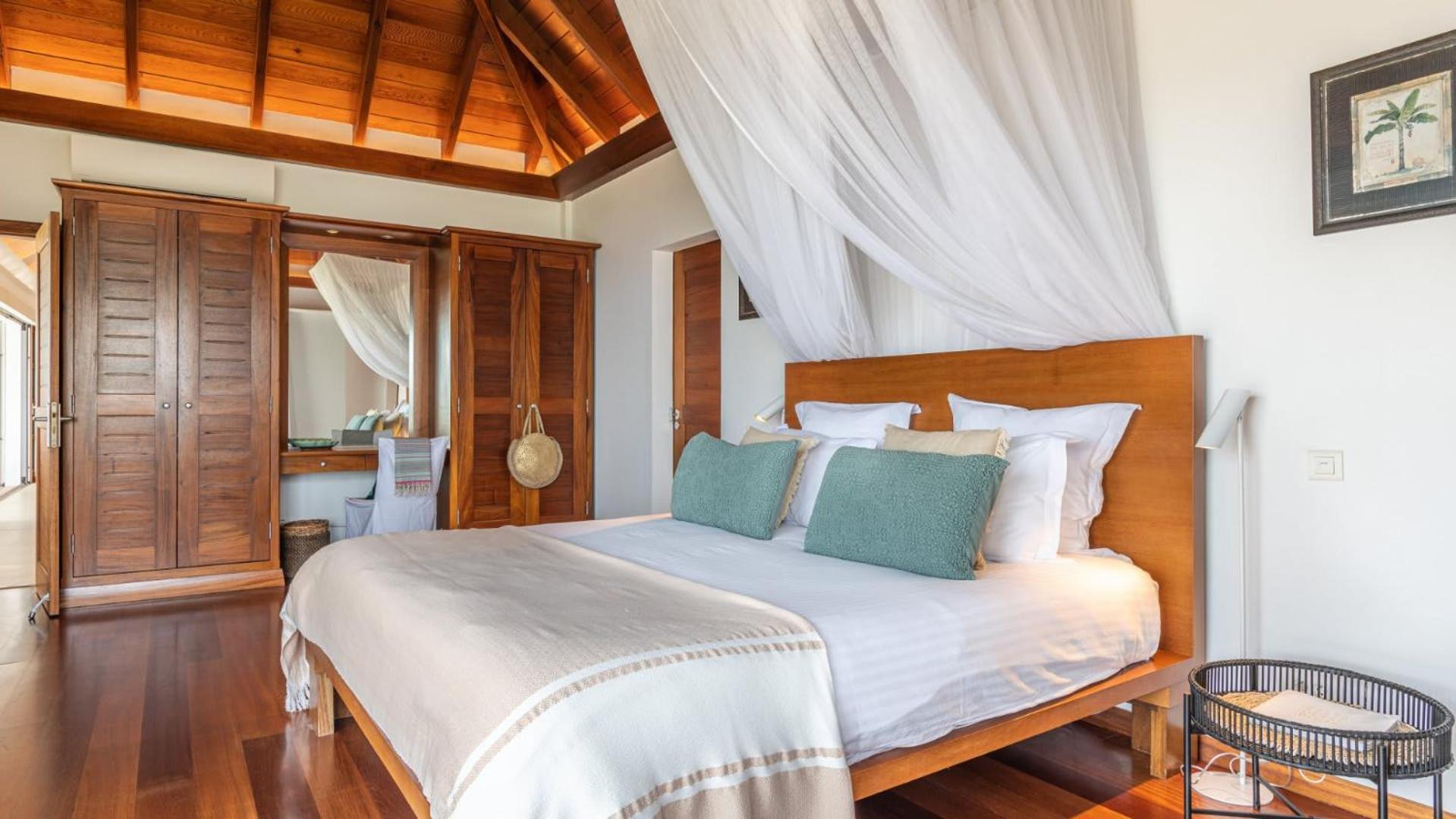 Five-Bedroom Villa photo 2
