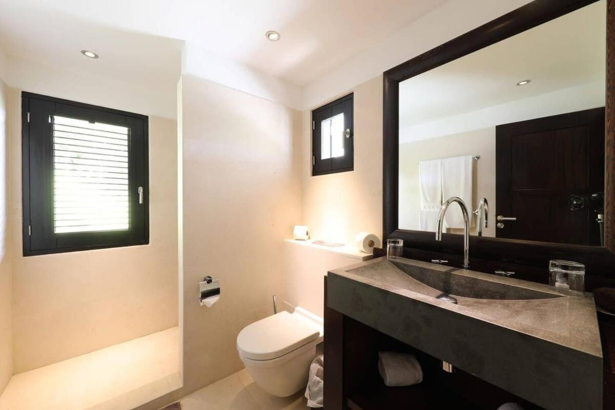 Six-Bedroom Villa  photo 2