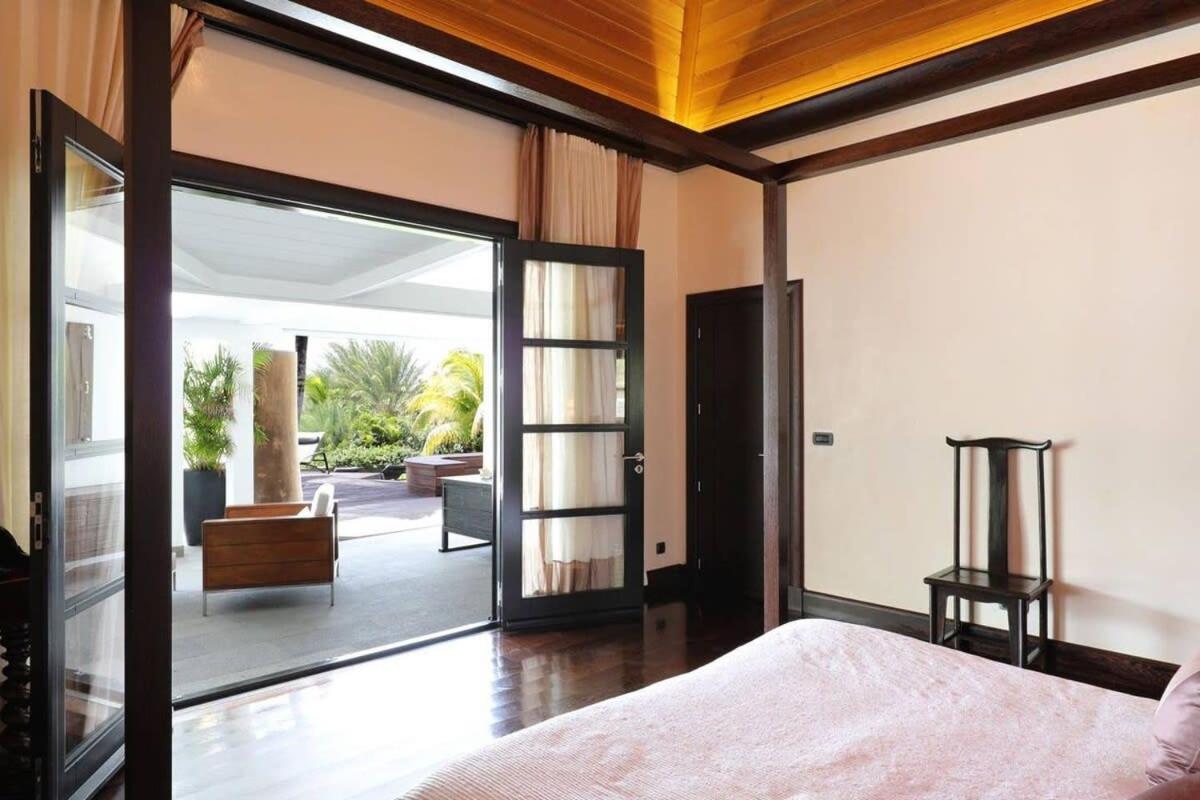 Six-Bedroom Villa  photo 3