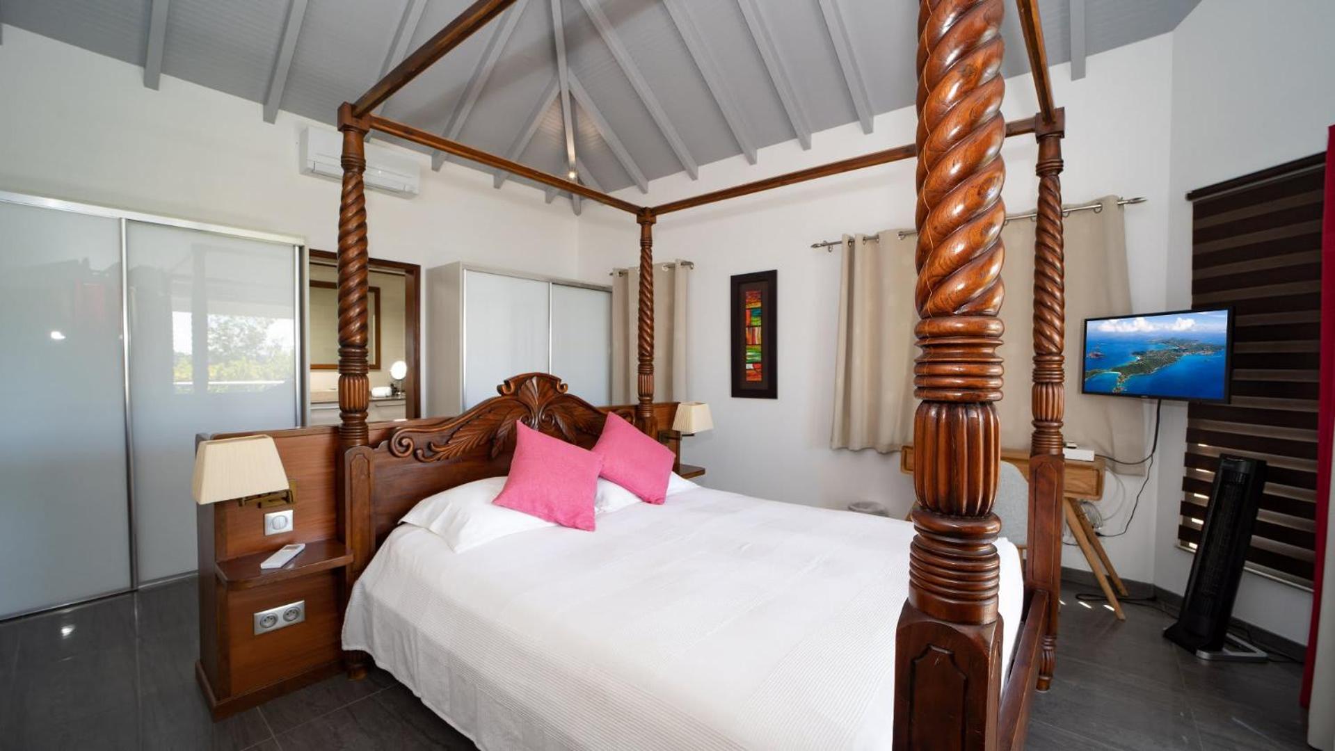 Three-Bedroom Villa photo 1