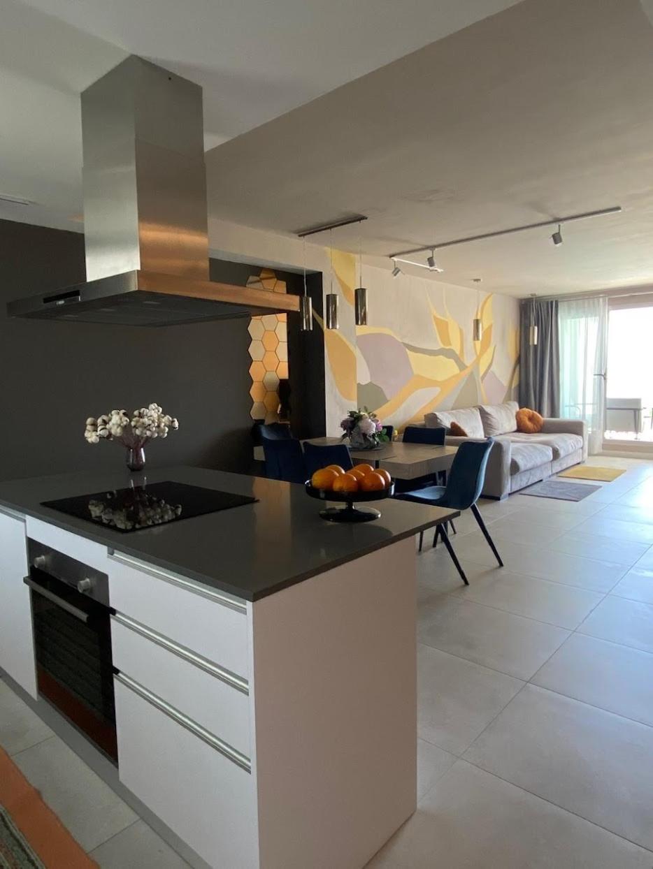 Apartamento de tres habitaciones con vista al mar