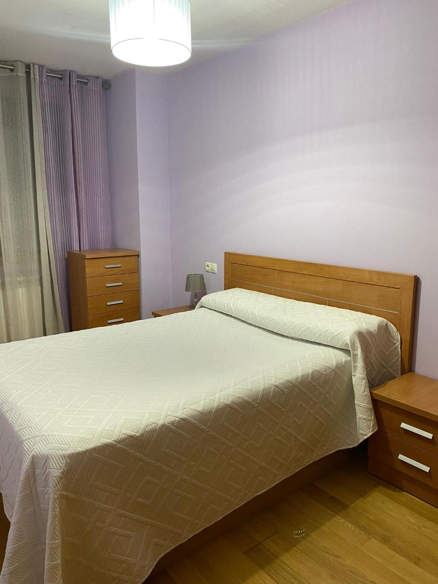 Apartamento de tres habitaciones con balcón
