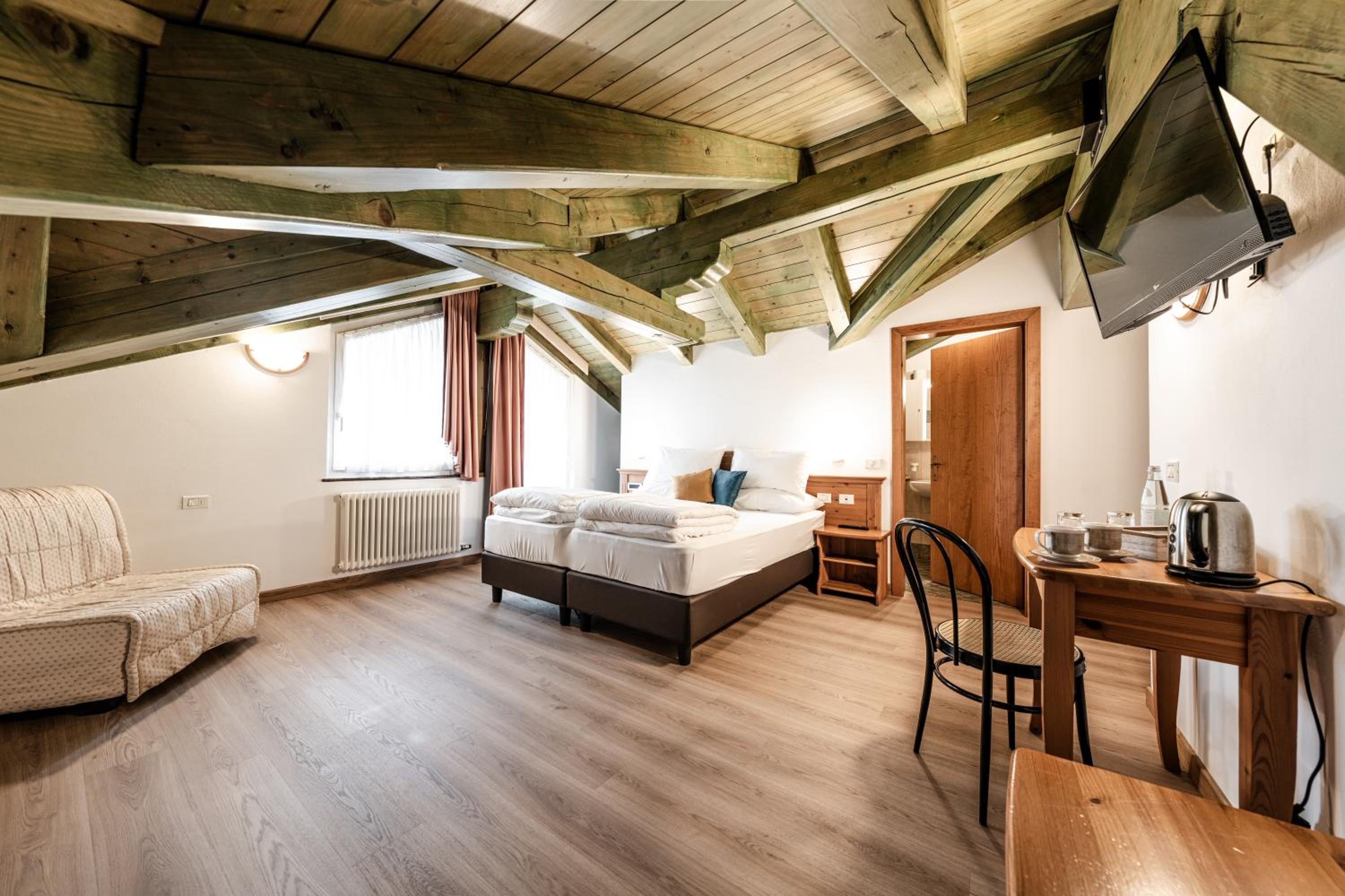 Classic Triple Room - Photo 25