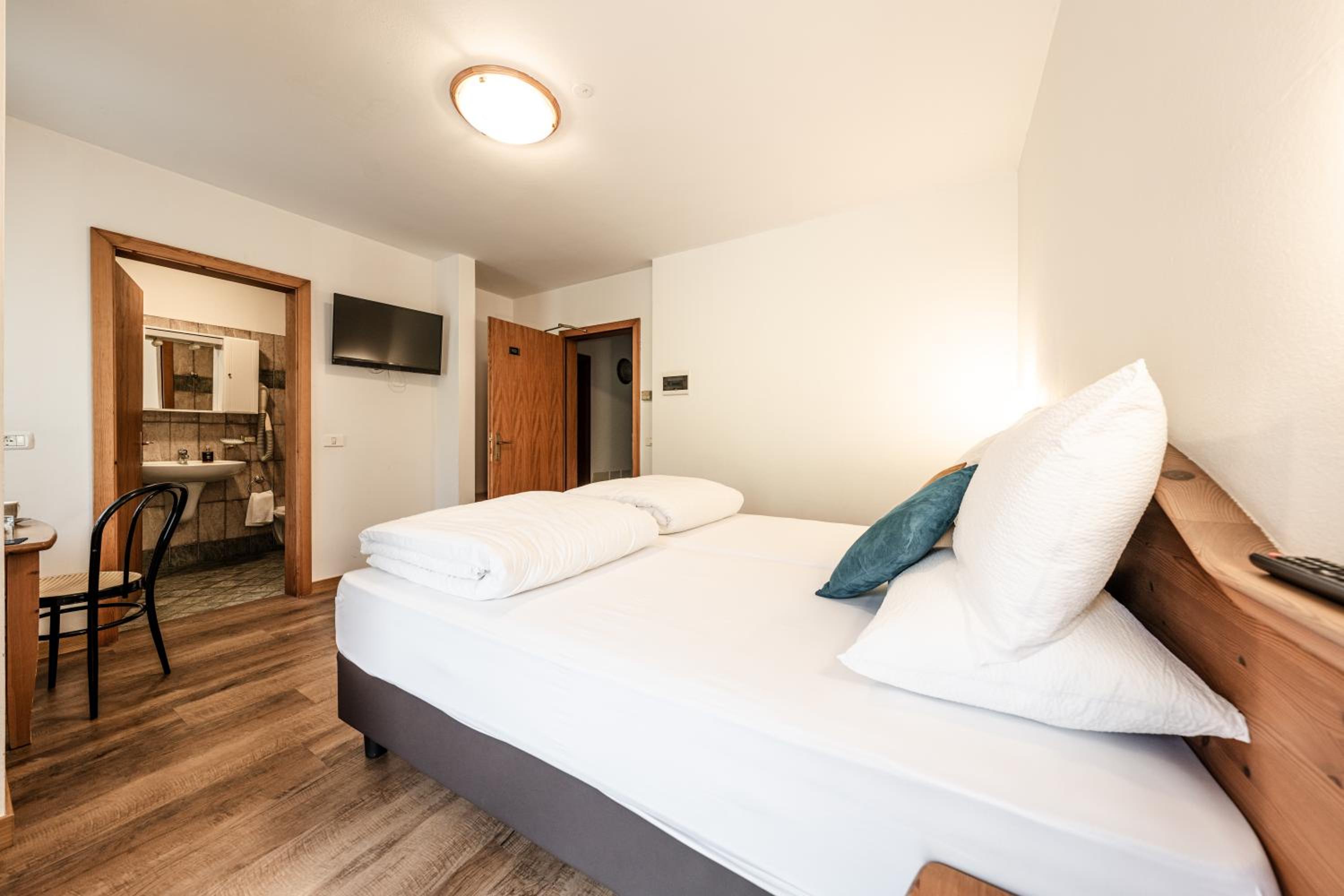 Double Room with Balcony - Photo 24