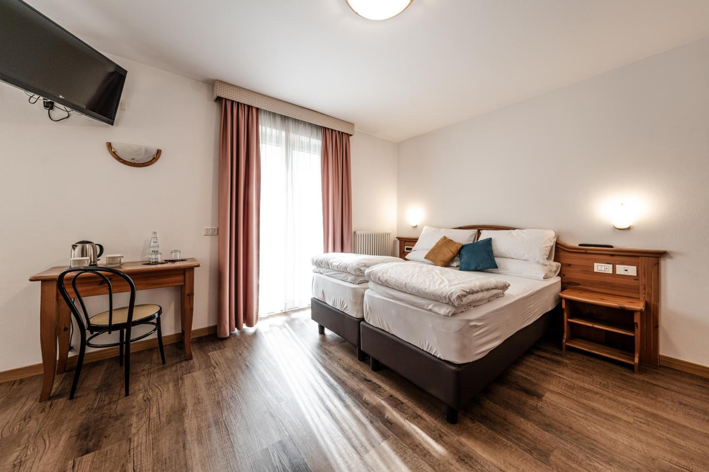 Double Room with Balcony - Photo 11